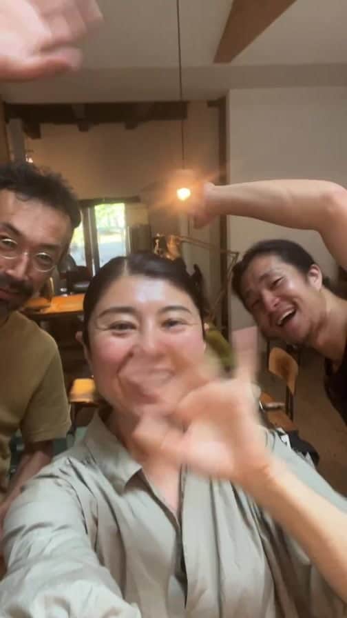 間々田佳子のインスタグラム：「日本で大人気の革作家小河さんとインスタライブしました❣️ @paisano_shimpeii0127  明日から7/2まで 小河さんの作品が 鎌倉の素敵なお店で購入できます！  神奈川県鎌倉市大町2-8-14 うつわと手仕事　暮らしのお店　廻り道  ぜひ行ってみてね！  竹田には素敵な芸術家 アーティストさん 作家さんが たくさんいます。  もうそろそろ本格的に 竹田久住阿蘇あたりに住みたい！笑笑 そして生徒さんたちを呼びたい。 空き家情報ありましたら メッセージください🤗  #間々田佳子 #表情筋研究家  #顔の筋トレから皆さんの未知なる魅力を引き出すことが私の仕事 #paisanocraft  #小河眞平 #鎌倉 #展示会　 #大分  #竹田 #うつわと手仕事廻り道  #私が買おうとすると竹田には在庫なし」