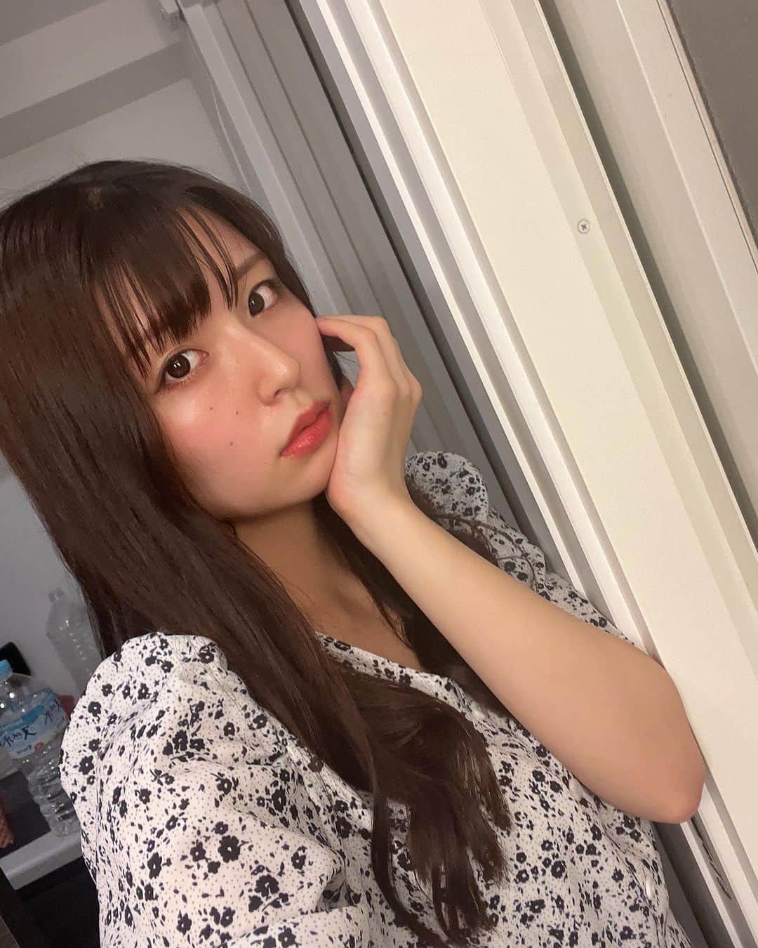 竹本茉莉のインスタグラム：「. 本番と稽古と引越しの準備とぱたぱたしてたら6月も半分終わりですって🐥 低気圧でダウンしがちですがのんびりやっていきましょう☔️ この前なんかメイクが上手くできたけどそんな日に限ってお休みだったので撮った写真です！後ろのペットボトルの生活感がすごいです！」