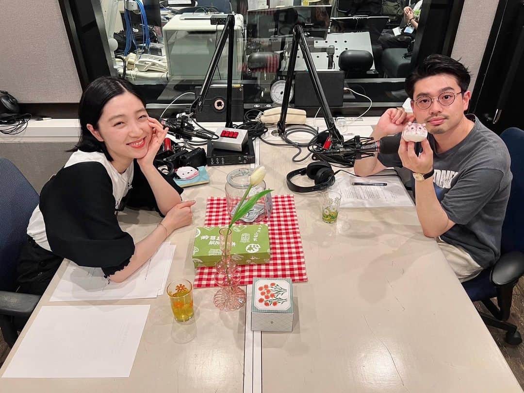小谷実由のインスタグラム：「#おみゆの好き蒐集倶楽部 最新回ep.11が配信されました👓🌷 今回はハマ・オカモトさんのご来訪！フレッシュな最新の好きのお話を聞いております。📷  32歳、なかなか新しいことにトライするのに腰が重くなることもありますが、タイミングがばっちり合うとこんなにも好きをぐんぐん追求できるのですな、、🌷🌷めくるめく新たな自分の好き、、とっても楽しそう、、🫶私もそんな運命的な瞬間が来る日を楽しみに日々のアンテナを張りたいと思いました📡  なんと、私とハマくんは共に1991年3月12日生まれ！魚座の我々がお送りします🐟🐟」
