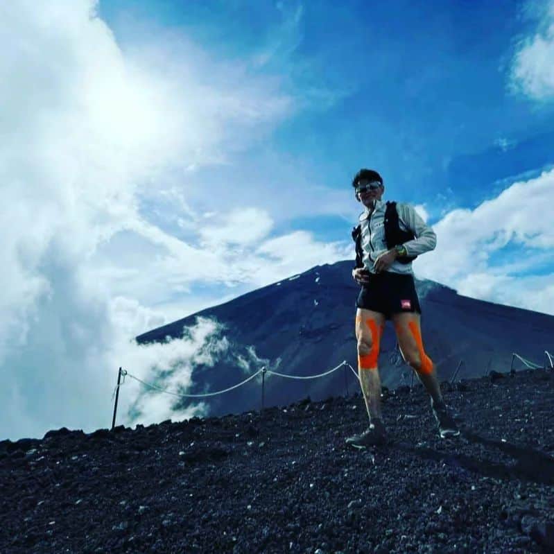 鏑木毅さんのインスタグラム写真 - (鏑木毅Instagram)「今年も 富士登山の季節がやってきます。 トレイルランニングのトレーニングのためすでに通算で500回以上は訪れ、 山頂には 200回以上立っており、 全盛期には山頂火口を巡るお鉢巡りを20周走るなど、 心と体を鍛える上で 私にはなくてはならない山とも言えます。 この山に立ち向かおうとしたインスピレーションの源は 新田次郎の『富士に死す』という文学作品。 早く足の怪我を直して今年もこの山に通えれば 思っています。 日経新聞連載『今日も走ろう』。 是非ともご覧ください。 https://www.nikkei.com/article/DGKKZO71940140W3A610C2KNTP00/ #日経連載今日も走ろう #日経新聞 #鏑木毅 #新田次郎 #富士に死す #富士登山 #富士登山駅伝 #富士登山競走 #トレイルランニング #trailrunning #thenorthfacejapan #tnfjp #tsuyoshikaburaki #thenorthfaceathlete #goldwin #gontex #アスタビータースポーツ #essサングラス #ウルトラトレイルマウントフジ #fuji #kai #mf2023 #富士山講 #富士山お鉢巡り」6月16日 15時43分 - tsuyoshikaburaki