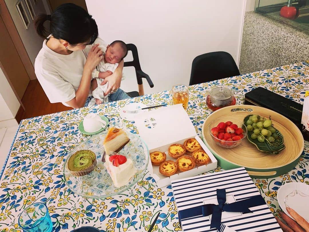 瀬間友里加のインスタグラム：「あっという間の新生児期👶🏻 1人目の時はコロナ禍で誰にも会えなかったけど、今回はお友達が会いに来てくれて嬉しい💓😊 シンガポールにいても、こうやって素敵なお友達に囲まれて幸せだ❤️お土産で持ってきてくれた50年のタルト🥧うちの母が感動してました💓😋可愛いプレゼントもありがとう🎁#シンガポール #シンガポール出産 #シンガポール在住 #シンガポール生活 #シンガポールライフ #シンガポール駐在妻 #ママライフ」
