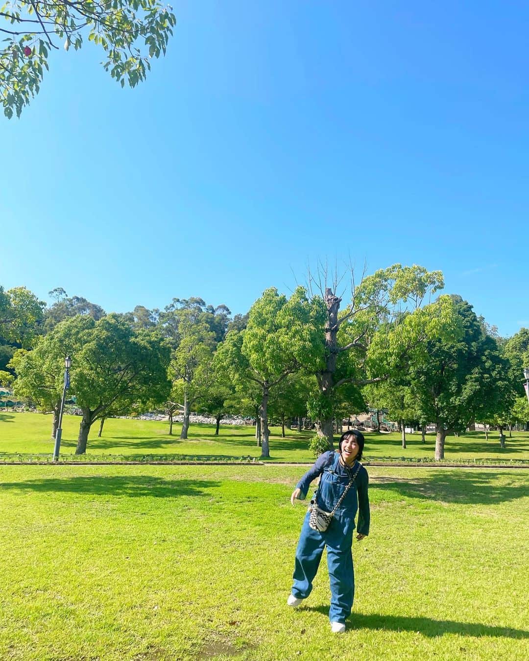 近藤夏子のインスタグラム：「梅雨の合間の晴れはそれだけで嬉しくて幸せ🌞 そういうこと🫶  photo by 春名勇気  #イングランドの丘 #青空  #げっくり」
