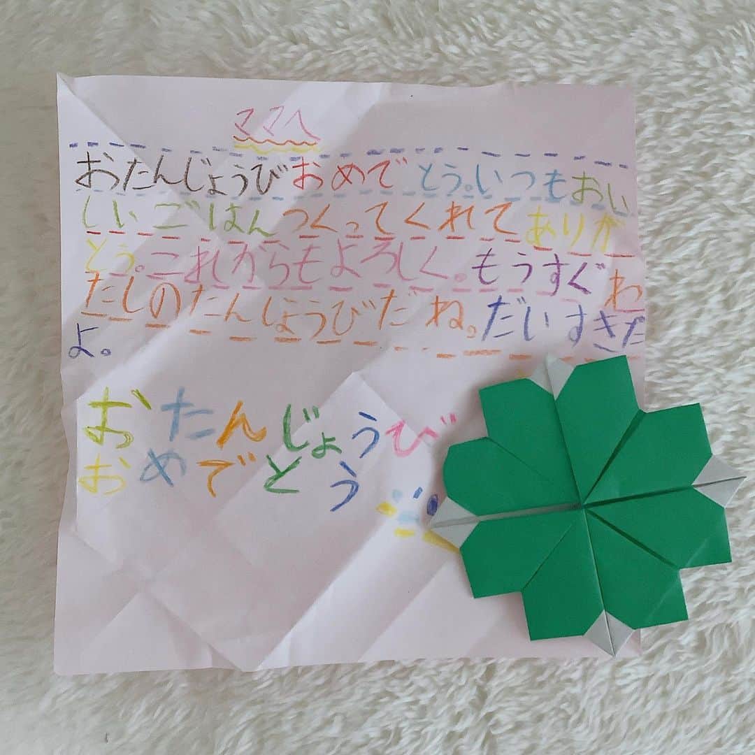 のインスタグラム：「お陰様で、今年も無事にこの日を迎えることができました😊 ⁡ ⁡ 人生を折り返す年齢となり、 さらなる自立と恩返しが できるよう、生きて参ります。 ⁡ ⁡ 写真は小2次女からの手紙。 ⁡ ⁡ 「だいすきだよ」 ⁡ ⁡ という言葉が何より嬉しい 母です♡ ⁡ ⁡ #アナウンサー　 #フリーアナウンサー　 #桑原麻美　 #話し方講師　 #マナー講師　 #アラフィフ　 #ワーママ　 #司会　 #ナレーター　 #誕生日 #手紙」