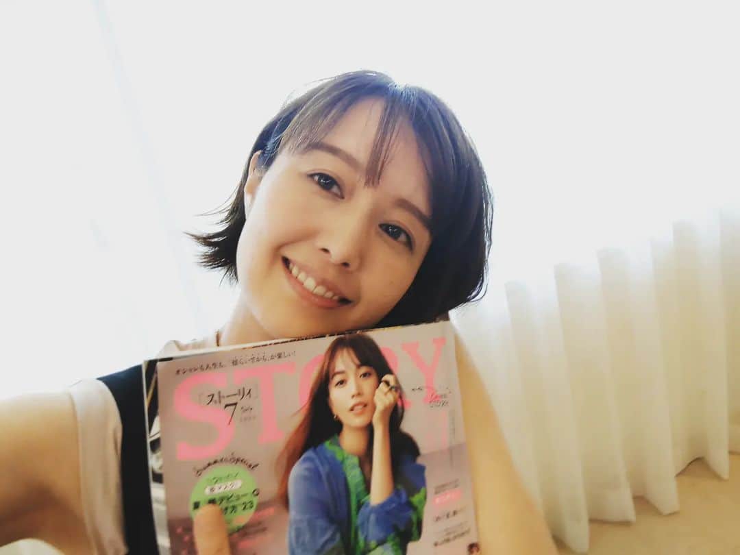 中村仁美さんのインスタグラム写真 - (中村仁美Instagram)「雑誌STORYで連載をやっています  妻脳vs夫脳  室木おすしさんの イラストが いつも絶妙な空気感を 醸し出してくれています  いかにうちの夫が変人か というコラムなんですが…  意外にも 共感のお声を多く頂き うちだけではないんだ！ と、勇気を頂いています☺️  実は 息子達が繋いでくれた ご縁からスタートした このお仕事✨  STORYwebには ママ友ミキティとの対談も  ご興味ある方は是非♡  #story #連載  #昼から #仕事でビール #ほろ酔い #自撮り」6月16日 15時50分 - nakamura_hitomi_official
