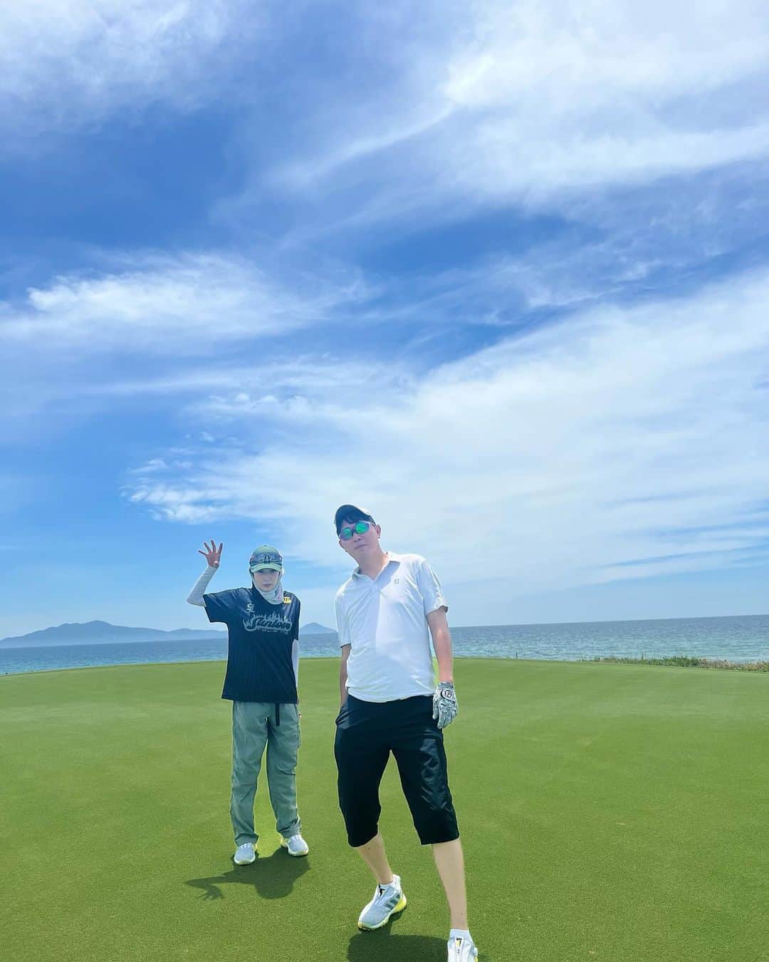 BoAのインスタグラム：「20년지기 징글징글한 우리💛 옐로우블러드🫠」