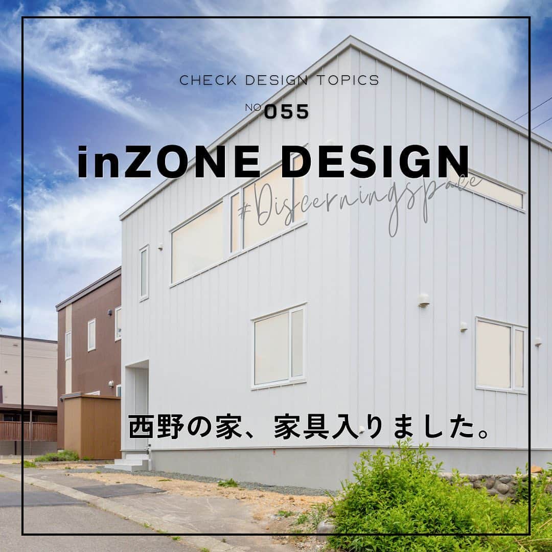 のインスタグラム：「西野の家に家具が入って公開が始まりました！  シンプルでモダンなインテリアが特徴の西野の家。 グレーをベースにした 落ち着きのある内装を先日ご紹介しました。  今回は、ご家族が多くの時間を過ごす、 二階リビングをご紹介します。  階段を上がって目に入ってくるのは、 大きなソファの置かれたリビング。 左側へ向かえばユーティリティがあり、 右側へ向かえばダイニングキッチンが見えてきます。  広々とした空間に、ゆとりを持って置かれるソファは インゾーネの特徴と言ってもいいかもしれませんね。  キッチンにもユーティリティにもこだわりがありますが、 それはまた改めて！  西野の家は7月まで公開中。 気になる方はぜひ、ホームページからご予約ください！  @inzone_design_labo こちらのプロフィールからHPへ または、インゾーネの家で検索🔎  #inzone #インゾーネの家 #inzonedesignlabo #johnsonhomes #ジョンソンホームズ  #札幌注文住宅 #札幌オープンハウス #札幌モデルハウス #札幌新築一戸建て #マイホーム #札幌家づくり #こだわりモデルハウス #インゾーネ」
