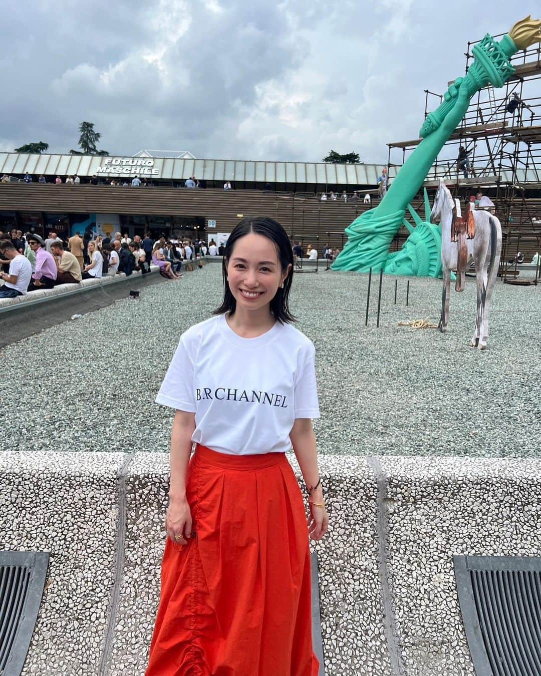 寺田有希さんのインスタグラム写真 - (寺田有希Instagram)「🇮🇹PITTI UOMOに初潜入！！！  終始、 テンションが上がりっぱなしでした🥺✨  まずは会場が趣きあって、カッコいい！！！ バッソ要塞の跡地で開催されているのですが、 歴史的な空気も相まって、 雰囲気が最高によかったです🙌  2.3枚目は エントランス入ってすぐにあった ボールプール！！ 音楽がガンガンなってて、 チームラボさんみたいな 最高にオシャレな演出でした😳✨  スカした顔してるけど、 ちゃんとボールプールの中に 飛び込んでおきました😆✊  @settefilicashmere のデザイナー ミケーレさんにもお会いできました🙌✨  現地でしかお会いできない方に 会えるのは嬉しいですね☺️✨  これは初日！！！ いいTシャツで挑みました😂  #pitti #pittiuomo #イタリア #フィレンツェ #寺田有希 #teradayuki」6月16日 15時53分 - terada_yuki