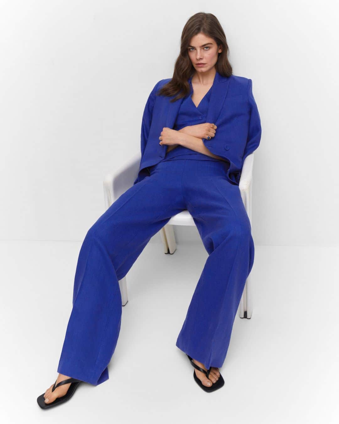 MANGOのインスタグラム：「Colour of the season? Klein blue! 💙 Run to mango.com to discover your favourite pieces in this tone. ⁣ Blazer: 57050153 ⁣ Trousers: 57040153 ⁣ #MangoWoman」