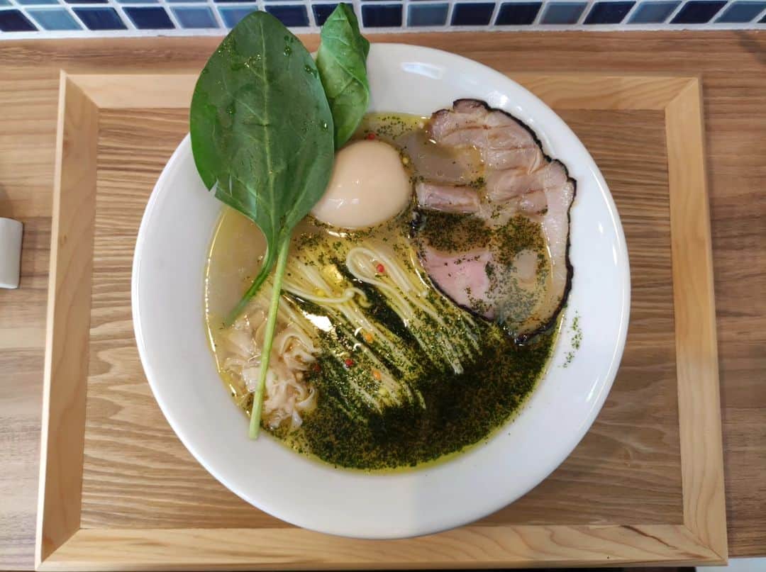 つけMen野郎さんのインスタグラム写真 - (つけMen野郎Instagram)「しそ塩そば味玉 拉麺はま家 六本木で間借り営業していた拉麺はま家が、小伝馬町に移転オープン。6/19のグランドオープンに向けて、16,17日はプレオープンとのことで、タイミング良く来れました。はまぐり出汁をベースに、紫蘇オイル、ゆず、牡蠣とあさりオイルの組み合わせで紫蘇を選択。スープは前触れの通りはまぐり出汁がしっかりと感じられ、ベースがちゃんとうまい。紫蘇オイル方面をいただくと、紫蘇のキレとオイルから香りが感じられて様変わりした味わい。個人的嗜好に紫蘇がある私としては面白い組み合わせ。麺は加水低めのパッツリした麺。今度は牡蠣とあさりを食べてみたいな。 レセプションにつき無料提供ありがとうございました。」6月16日 16時00分 - bokurarri