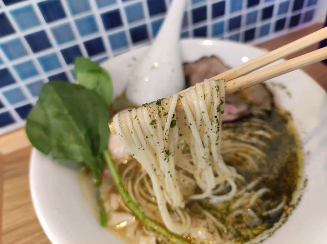 つけMen野郎さんのインスタグラム写真 - (つけMen野郎Instagram)「しそ塩そば味玉 拉麺はま家 六本木で間借り営業していた拉麺はま家が、小伝馬町に移転オープン。6/19のグランドオープンに向けて、16,17日はプレオープンとのことで、タイミング良く来れました。はまぐり出汁をベースに、紫蘇オイル、ゆず、牡蠣とあさりオイルの組み合わせで紫蘇を選択。スープは前触れの通りはまぐり出汁がしっかりと感じられ、ベースがちゃんとうまい。紫蘇オイル方面をいただくと、紫蘇のキレとオイルから香りが感じられて様変わりした味わい。個人的嗜好に紫蘇がある私としては面白い組み合わせ。麺は加水低めのパッツリした麺。今度は牡蠣とあさりを食べてみたいな。 レセプションにつき無料提供ありがとうございました。」6月16日 16時00分 - bokurarri