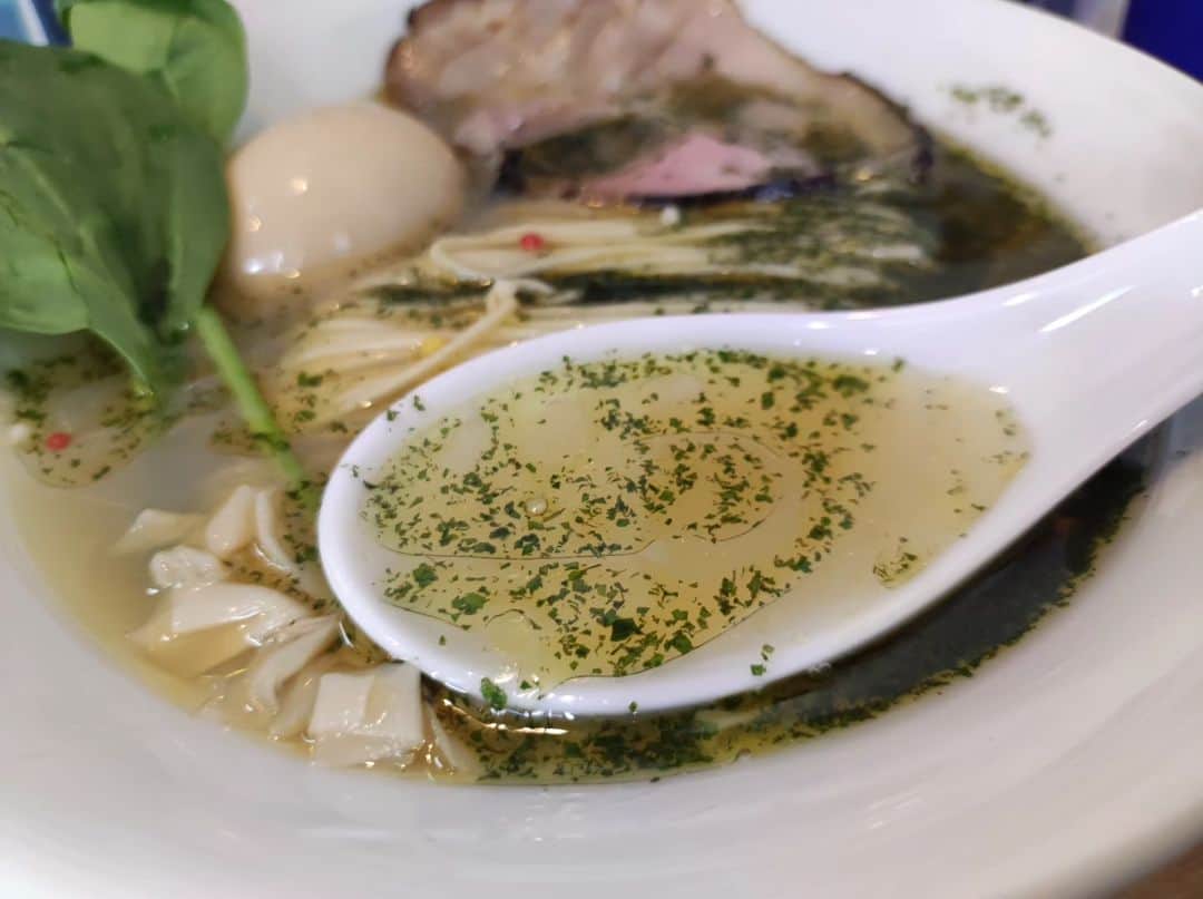 つけMen野郎さんのインスタグラム写真 - (つけMen野郎Instagram)「しそ塩そば味玉 拉麺はま家 六本木で間借り営業していた拉麺はま家が、小伝馬町に移転オープン。6/19のグランドオープンに向けて、16,17日はプレオープンとのことで、タイミング良く来れました。はまぐり出汁をベースに、紫蘇オイル、ゆず、牡蠣とあさりオイルの組み合わせで紫蘇を選択。スープは前触れの通りはまぐり出汁がしっかりと感じられ、ベースがちゃんとうまい。紫蘇オイル方面をいただくと、紫蘇のキレとオイルから香りが感じられて様変わりした味わい。個人的嗜好に紫蘇がある私としては面白い組み合わせ。麺は加水低めのパッツリした麺。今度は牡蠣とあさりを食べてみたいな。 レセプションにつき無料提供ありがとうございました。」6月16日 16時00分 - bokurarri
