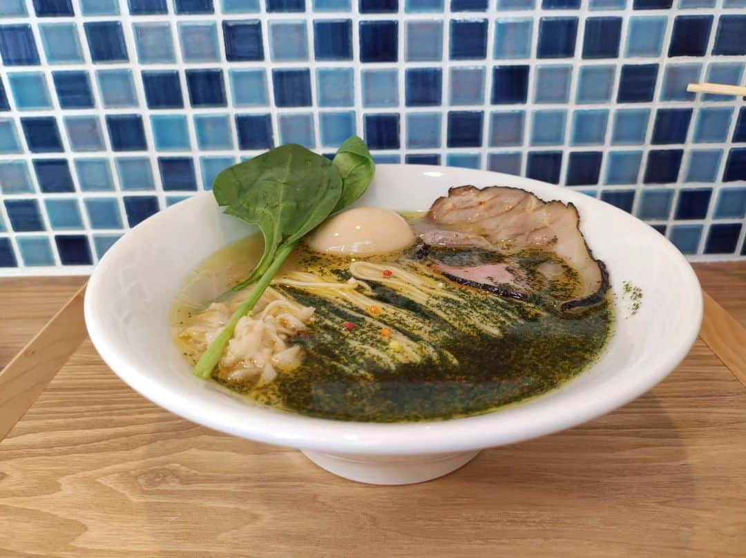 つけMen野郎のインスタグラム：「しそ塩そば味玉 拉麺はま家 六本木で間借り営業していた拉麺はま家が、小伝馬町に移転オープン。6/19のグランドオープンに向けて、16,17日はプレオープンとのことで、タイミング良く来れました。はまぐり出汁をベースに、紫蘇オイル、ゆず、牡蠣とあさりオイルの組み合わせで紫蘇を選択。スープは前触れの通りはまぐり出汁がしっかりと感じられ、ベースがちゃんとうまい。紫蘇オイル方面をいただくと、紫蘇のキレとオイルから香りが感じられて様変わりした味わい。個人的嗜好に紫蘇がある私としては面白い組み合わせ。麺は加水低めのパッツリした麺。今度は牡蠣とあさりを食べてみたいな。 レセプションにつき無料提供ありがとうございました。」