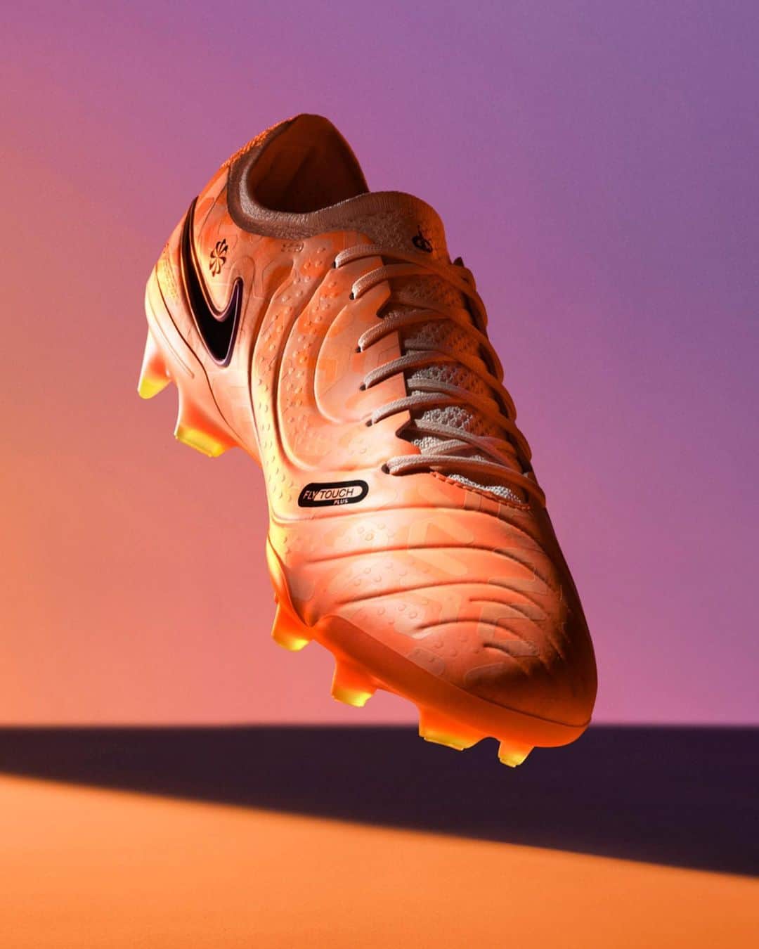 ナイキフットボールのインスタグラム：「Timeless Touch  Introducing the all new 𝐓𝐢𝐞𝐦𝐩𝐨 𝟏𝟎. It takes the legacy of perfect touch into the future with 𝐅𝐥𝐲𝐓𝐨𝐮𝐜𝐡 𝐏𝐥𝐮𝐬—an ultra soft, lightweight engineered leather that takes on less moisture for finesse all match long.   Feel it for yourself starting July 8. #NikeFootball」
