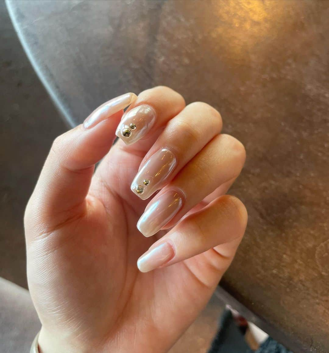 大和田南那のインスタグラム：「new nail♡  自爪を伸ばして久しぶりのスクエアに ヌーディーカラーのミラー💋 いくみさんのセンスが素敵すぎる… いつも有難うございます☺︎ @rememory__ikumi」