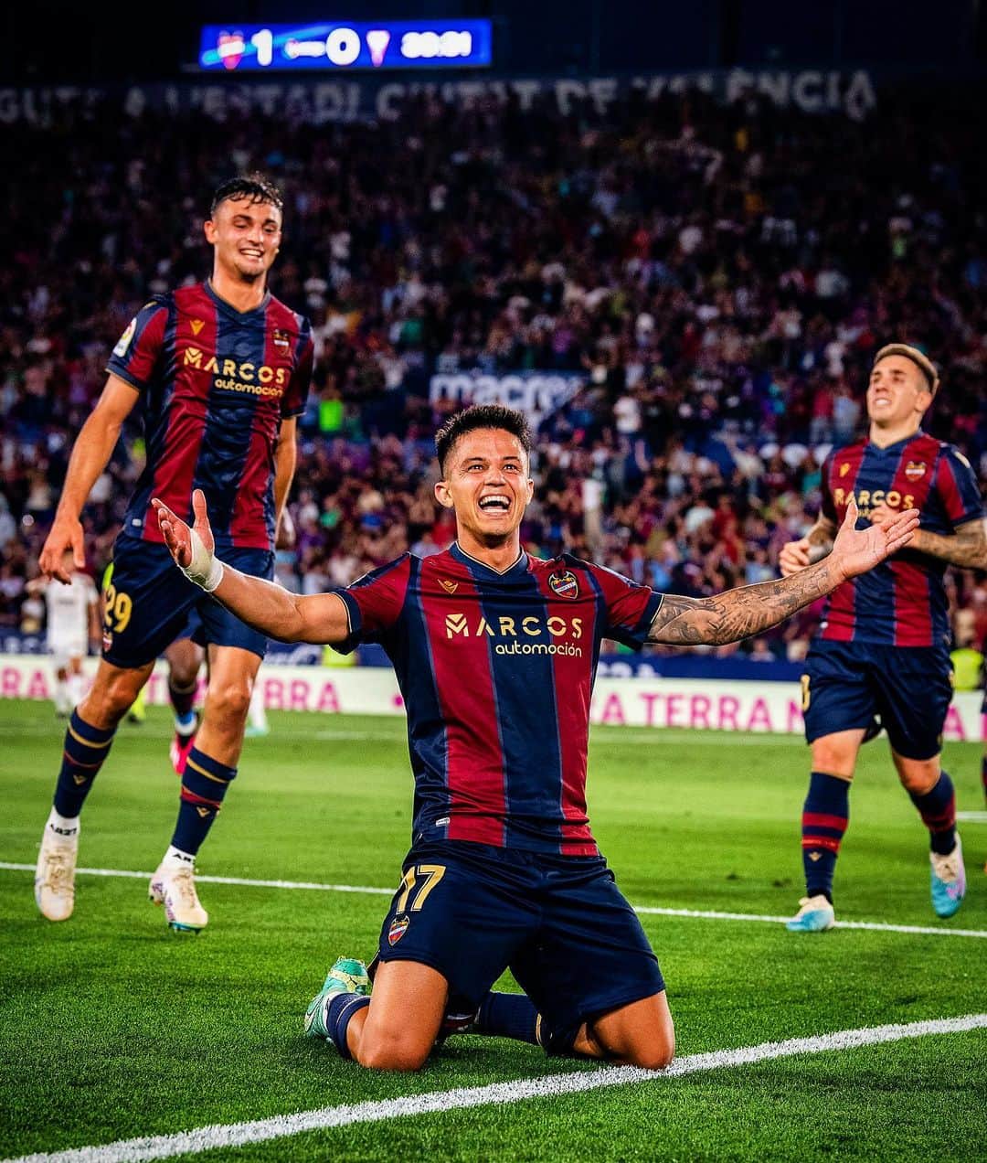 レバンテUDのインスタグラム：「𝐕𝐢𝐞𝐫𝐧𝐞𝐬 👊🏻  Las ganas de verte 💙❤️  #LevanteAlavés 🔛 • @grupomarcosautomocion @macron @sesderma @baleariaferry @amstel_es @cocacola_esp」