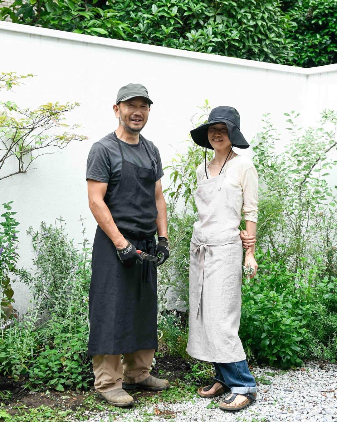 masakiさんのインスタグラム写真 - (masakiInstagram)「大好き夫婦 口数少なくってシャイな ガーデンデザイナーの旦那様行弘さんと、 花のある暮らしインテリアセンスが抜群の  @_brocante 尚美ちゃん♡ このご夫婦なしでは 生きていけないぐらいお世話になっている私。 蒸し蒸し&虫むししてきた6月の庭を メンテナンスしてもらいました🌿 エプロンは @hugowar_vintagechic の 松田さんと尚美ちゃんは薄手バージョンで♡ 何年もこの庭をどうしようか相談してるけれど 妄想がまとまらなくて、全く進みませんw でも季節の花を楽しめるだけで 充分しあわせと思えてきた♡  松田ご夫妻 ご主人164cm ナオミさん156cm」6月16日 16時06分 - mogurapicassowols