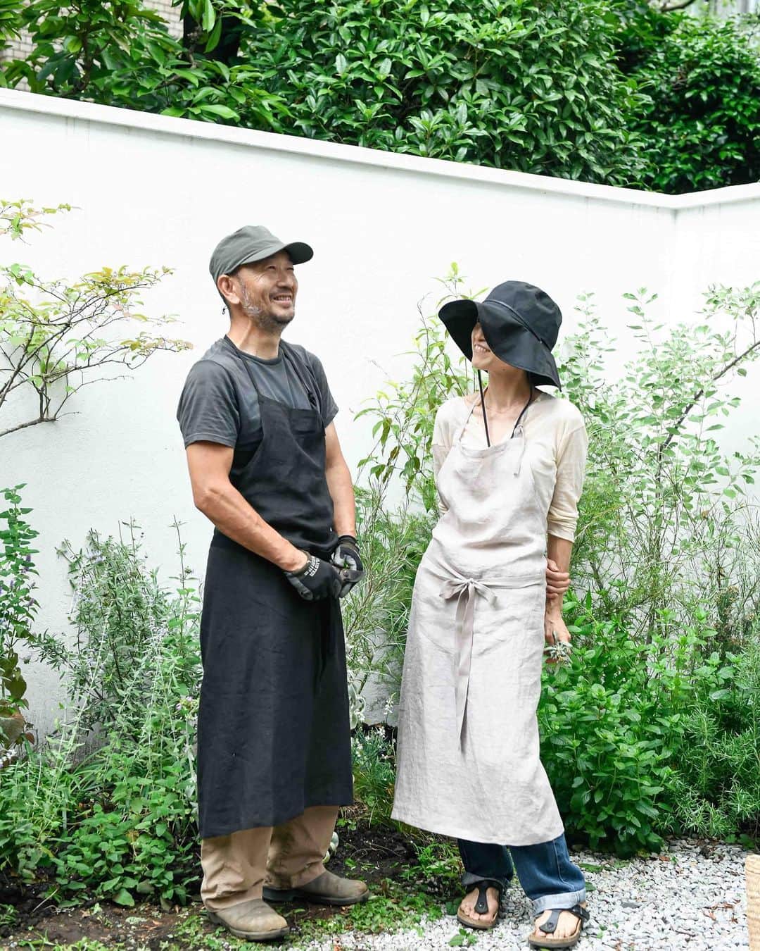 masakiさんのインスタグラム写真 - (masakiInstagram)「大好き夫婦 口数少なくってシャイな ガーデンデザイナーの旦那様行弘さんと、 花のある暮らしインテリアセンスが抜群の  @_brocante 尚美ちゃん♡ このご夫婦なしでは 生きていけないぐらいお世話になっている私。 蒸し蒸し&虫むししてきた6月の庭を メンテナンスしてもらいました🌿 エプロンは @hugowar_vintagechic の 松田さんと尚美ちゃんは薄手バージョンで♡ 何年もこの庭をどうしようか相談してるけれど 妄想がまとまらなくて、全く進みませんw でも季節の花を楽しめるだけで 充分しあわせと思えてきた♡  松田ご夫妻 ご主人164cm ナオミさん156cm」6月16日 16時06分 - mogurapicassowols