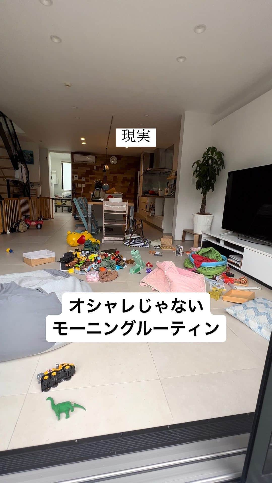 鈴木サチのインスタグラム：「全然オシャレじゃない私のモーニングルーティーン😨😨😨 寝巻きのまま これが現実🤗 . 朝起きて→洗濯回して→お米炊いたら、 →リビングの片付け(動画ここ) →食器片付けて→お弁当作って→朝食準備して →保育園、幼稚園の準備　その他いろいろ 家事は全て朝やる派です。 夜片付けする体力がない😅💦 . これが私のやり方です。 . みんなはどう？朝派？夜派？ . #ママ #ママモデル #モデル #4児ママ #モーニングルーティン #オシャレじゃないやつ」