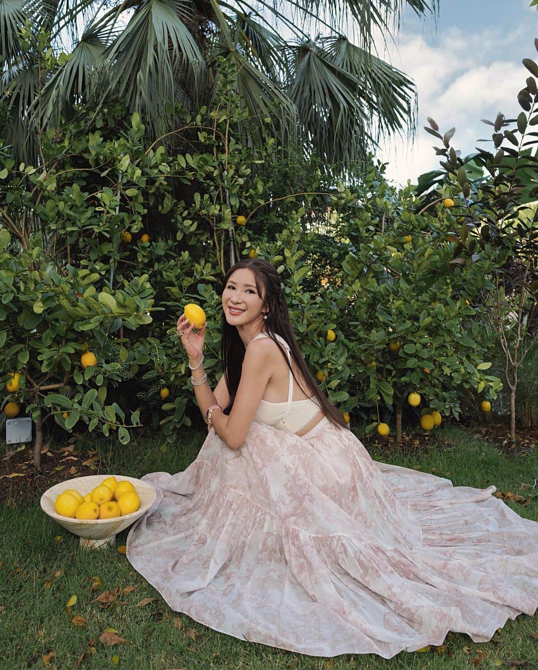ジェイミー・チュアのインスタグラム：「🪴Besides sunshine, water, love and care, plants need nutrition and essentials to support their daily lives in order to flourish. Being someone who is particular about what I consume, I choose to grow my edibles in an organic way. @greenspadepteltd organic gardening essentials make my organic journey a walk in the garden!」