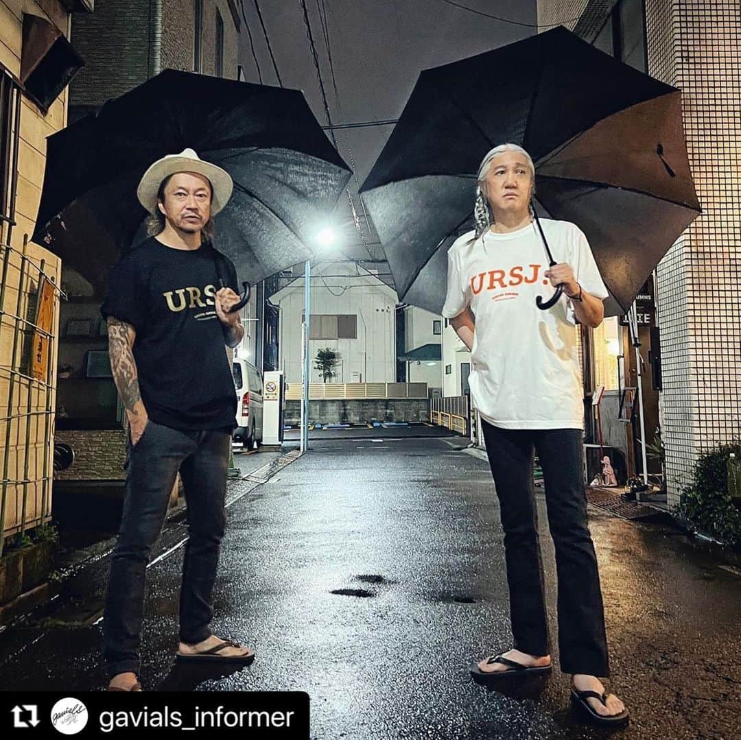 イマイアキノブのインスタグラム：「📢"URASUJI.× GAVIAL コラボTシャツ発売のお知らせ  @gavials_informer  1998年にスタートし、今年で25年目を迎えた東京の老舗ロックイベント "URASUJI." その節目となる今年、周年を記念してURASUJI. とGAVIALのコラボTシャツの発売が決定しました。 ⁡ ＜URASUJI.＞はイベント立ち上げ当初から、主宰SATO氏を中心としたURASUJI.CREWによって 様々なアーティストを招き、DJだけのスタイルに拘った形を数年開催したのち、DJ＋ライブという 現在のオールナイトクラブイベントにのスタイルに変遷、今日まで継続してきました。 ⁡ そんなURASUJI.創成期の98年、ゲストDJの1人として参加していた中村達也。 25年経ったいま、それぞれの【音が生み出す場所】で走り続ける ＜URASUJI.＞と＜中村達也＞のコラボTシャツをGAVIALで製作するに至る。 ⁡ 販売はいよいよ来週末、6.24(土)恵比寿リキッドルームで行われる25周年記念イベント、 "URASUJI.25th. NEVER MIND"会場にて。 ⁡ 多くのアーティスト・ファンに愛されて紡がれてきた URASUJI.の25周年を記念して 疾走する獣のイラストレーションを中村が描き下ろした1枚。 数量限定販売ですので、会場にて是非お求めください。 ⁡ 【URASUJI.× GAVIAL コラボTシャツ】 ・color：white, black ・size：S, M, L, XL ・price：4,800 yen(tax in)  ◎GAVIAL正規取扱店および GAVIAL ONLINE SHOPでのお取り扱いはございません。 詳細・お問い合わせについてはURASUJI. @urasuji.base （Instagram) または marquee@pf7.so-net.ne.jpまで。  #urasuji. @urasuji.base  #25th #anniversary #gavial #gvls #gavialgarage #中村達也  ⁡model @imaiakinobu  @tatsuy_amigo   photo by @cat_rinu  ⁡ ⁡ ⁡ ⁡」