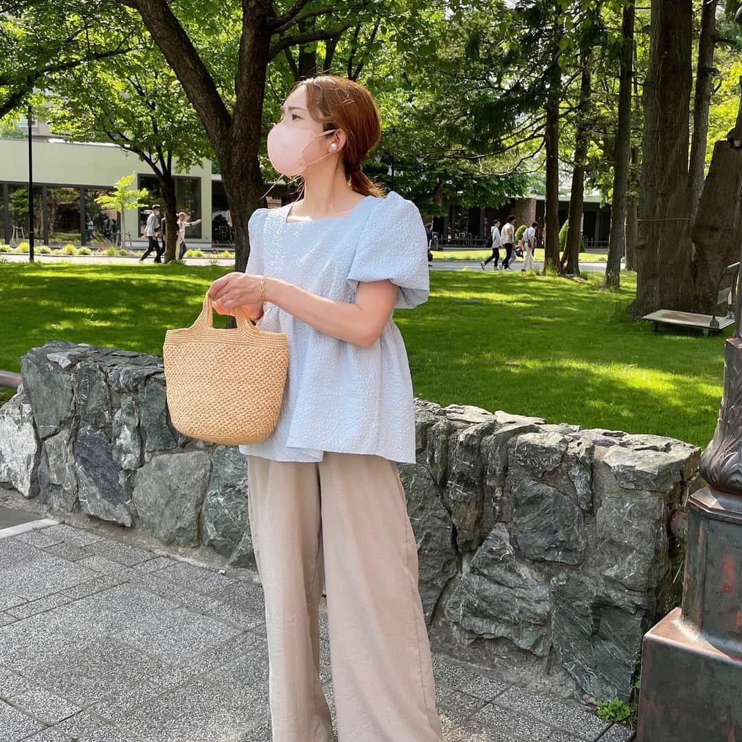saya__igのインスタグラム：「最近ブルーにハマっております🩵  ジャガードブラウスはお気に入り過ぎて２色買いしました🫶  プチプラなのにシルエットも綺麗で優秀🩵  怒涛の参観weekも本日で終了💦 お疲れ様でした。  #outfit #ootd #mood #partegram #khalis #ママコーデ #ママファッション #シンプルコーデ #カジュアルコーデ #アラサーコーデ #アラフォーコーデ #札幌ママ #キレイめコーデ」