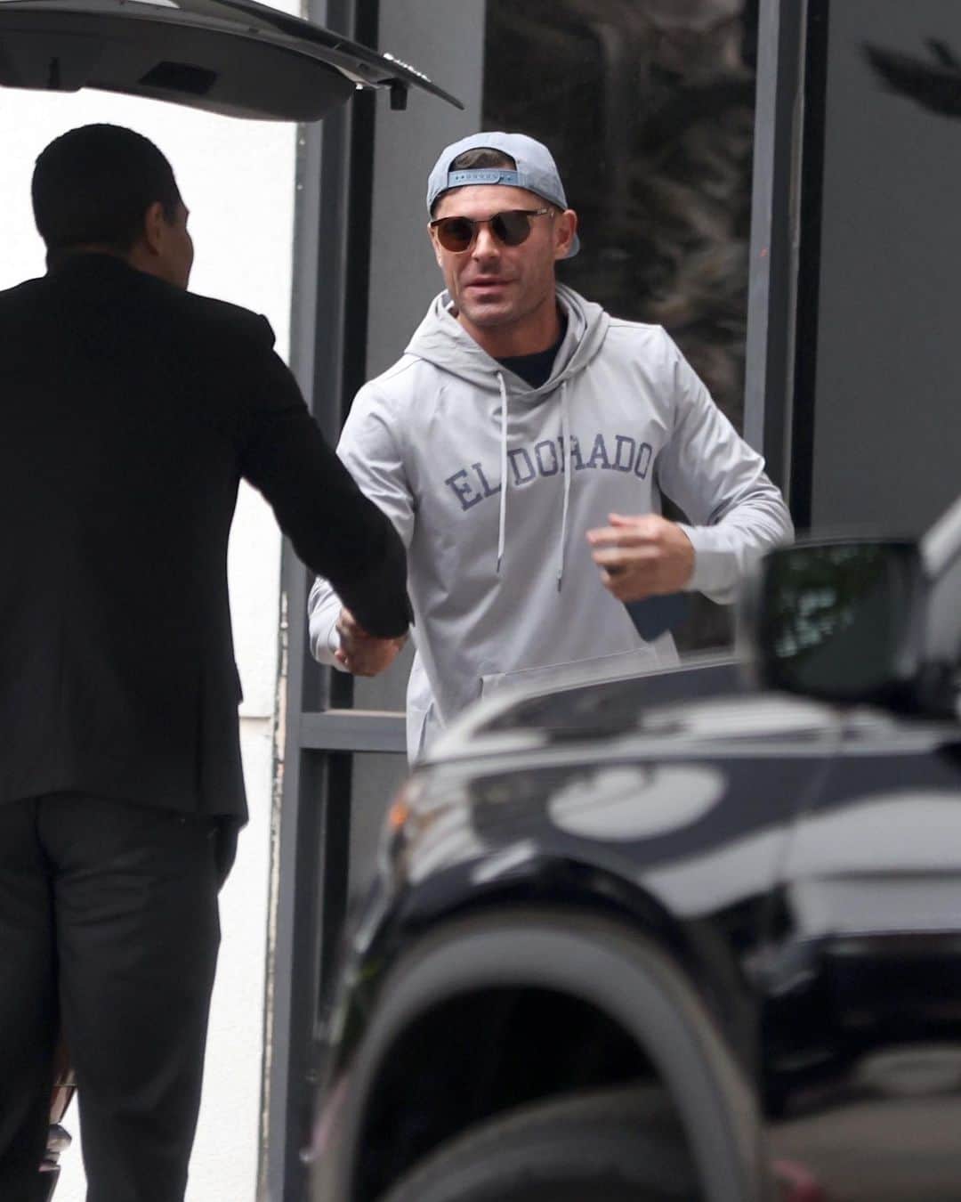 Just Jaredさんのインスタグラム写真 - (Just JaredInstagram)「Zac Efron was seen touching down at a private airport in Los Angeles in Thursday, marking the first time we've seen him out in public in a while! More photos on JustJared.com. #ZacEfron Photos: Backgrid」6月16日 16時40分 - justjared