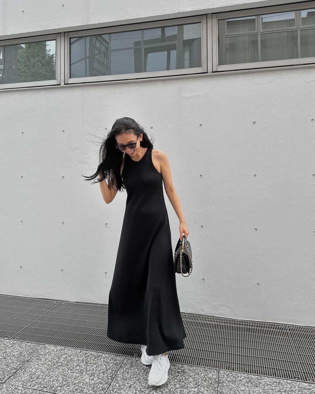 鈴木詩織のインスタグラム：「この夏着倒しそうなAKTEのアメスリワンピ🖤 カップインなのでインナーも困らず🫡 シルエットが綺麗なのでカラバリで欲しくなるっ🫶🏻  さすがに電車とかは涼しいのでシャツ羽織ってお出かけしました🩶  少し前にさりぴよからもらったNYのお土産🗽✨ 見た目の可愛さはもちろんだけど、チョコとチョコドリンクもたまらなく美味しかったの🫶🏻 さすがのセンス♡いつもありがとうっ🐣  ⁡  #shiorin_styling#akte#plst#アクテ#プラステ」