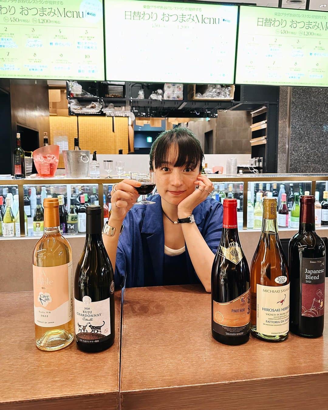 高山都さんのインスタグラム写真 - (高山都Instagram)「今日からです！ ちょっと贅沢な昼呑みスターターだったり、アペロしつつの待ち合わせだったり、ホームパーティーの手土産探しだったり、自分へのご褒美ワイン見つけたり。 ここで、お礼やプレゼントを選ぶのも楽しいです。 日本のワインを中心に、作り手さんのこだわりが詰まった素敵なお酒たちが集まっています。 会場ではおつまみも食べられて、試飲プランも色々あるので、お好きな使い方してみてください！ わたしも改めて行ってみたい🍷  昨日、インスタライブで紹介したお酒のイベントが始まりました！  以下、詳細です😉  ・開催場所：東急プラザ６Fグランセッション  ・開催日程：6月16日（金）～25（日）/11：00～23:00（L.O.22：00）  「ちょっと贅沢」な日本ワインを日本全国から渋谷に集めたイベントです！  ①会場では東急プラザ渋谷の各レストランのおつまみを日替わりで販売 （会場でおつまみをご購入の方に、次回店舗で使える500円クーポンをプレゼントもあります） 　提供予定時間　平日／18:00～　土日／13:00～　なくなり次第終了となります  ②公式Instagram（@nippon_no_iiosake）のフォロー画面を会場でご提示いただくと、 　　おすすめワイン２種の試飲が無料！   @nippon_no_iiosake  #pr　#ニッポンのいいお酒　#東急プラザ渋谷　#ワイン」6月16日 16時33分 - miyare38