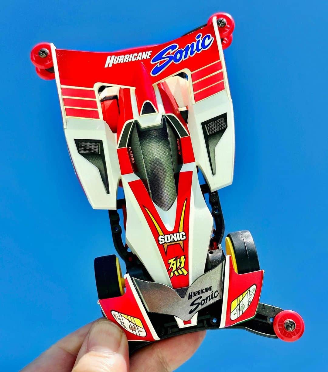 ミニ四駆のインスタグラム：「久しぶりの快晴なのでタミヤ本社の屋上で #撮り四駆 しました🏁  #HurricaneSonic #mini4wd  #tamiyamini4wd  #ハリケーンソニック #真上撮りミニ四駆 #フルカウルは愛 #ミニ四駆」