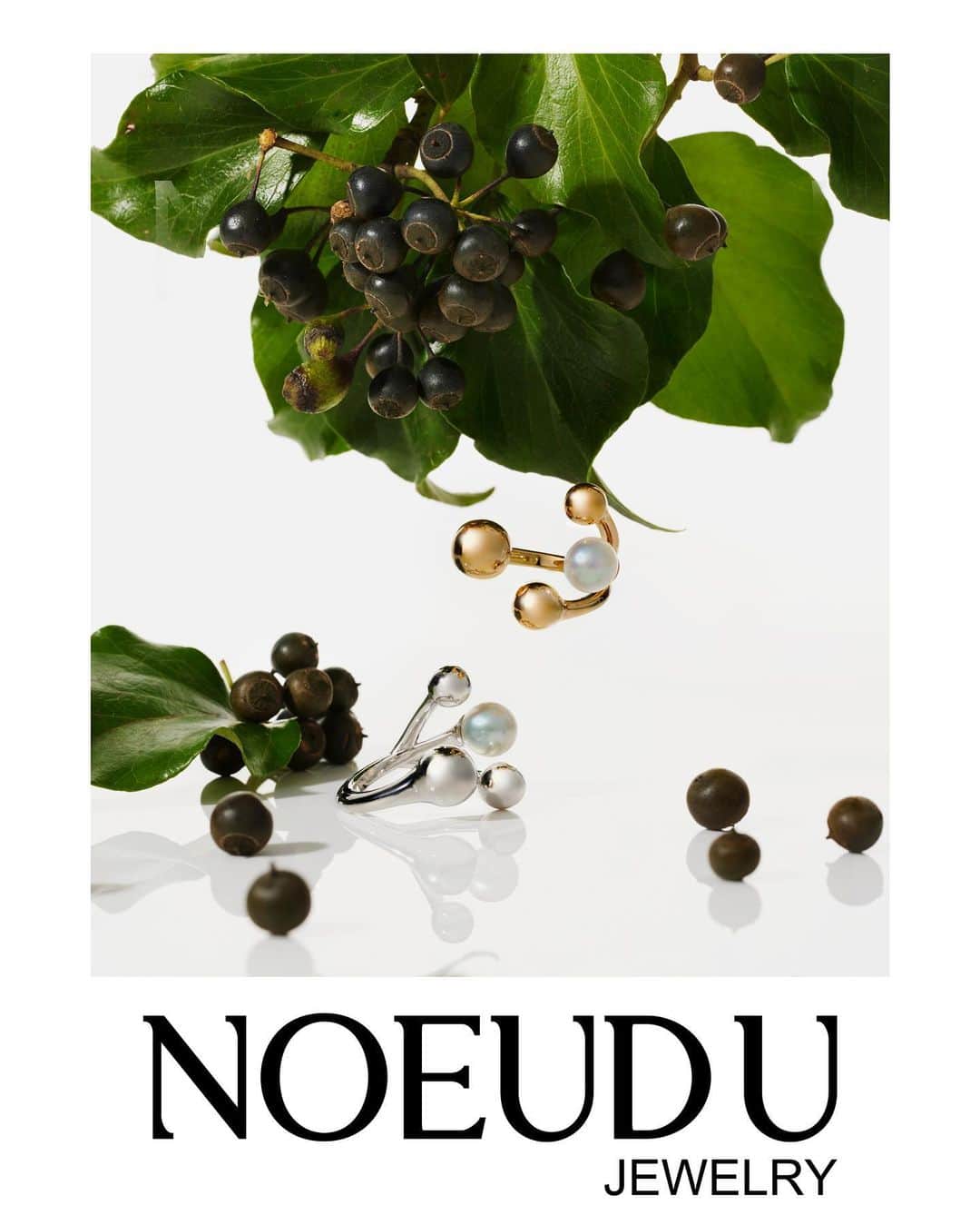 朝倉 豊のインスタグラム：「styled and directed for @noeud_u  2023 autum & winter  photo: @kusamatomo  design: @agoooodesign   #noeudu」
