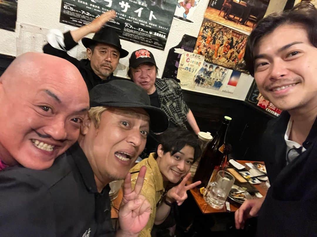 のインスタグラム：「「パラサイト」最高でした 大好きな先輩たち 古田さん緑子さんたかやさん もう最高でした。 世界は笑うでバカ兄妹やったバカ妹、沙莉ちゃんも さすがでしたわ。 映画おもしろかったから パラサイトをこう日本版にするんだという驚きもあって楽しめた。 キャスト皆楽しそうで みんな色々エッセンスを足しながらやってるんだろうな いいなーこのメンバーに入りたかったな。とかね。 公演後は 昼公演を観てた冠さんと教祖に合流！！ だんごさんにも会えた！ ひさびさにこうやって公演後に観た人たちと感想言い合ったり。楽しい時間でした。 教祖に勝地くん新感線でてや！勝地くんの蜻蛉峠最高やったもん！って マジ嬉しかった。 はい。出たいんです！ でもオファーされないと出れないんで頑張りますって 古田さんたちの前で宣言してきた。 またいつか出れるよう 精進あるのみ。 演劇、仲間、いいよね。」