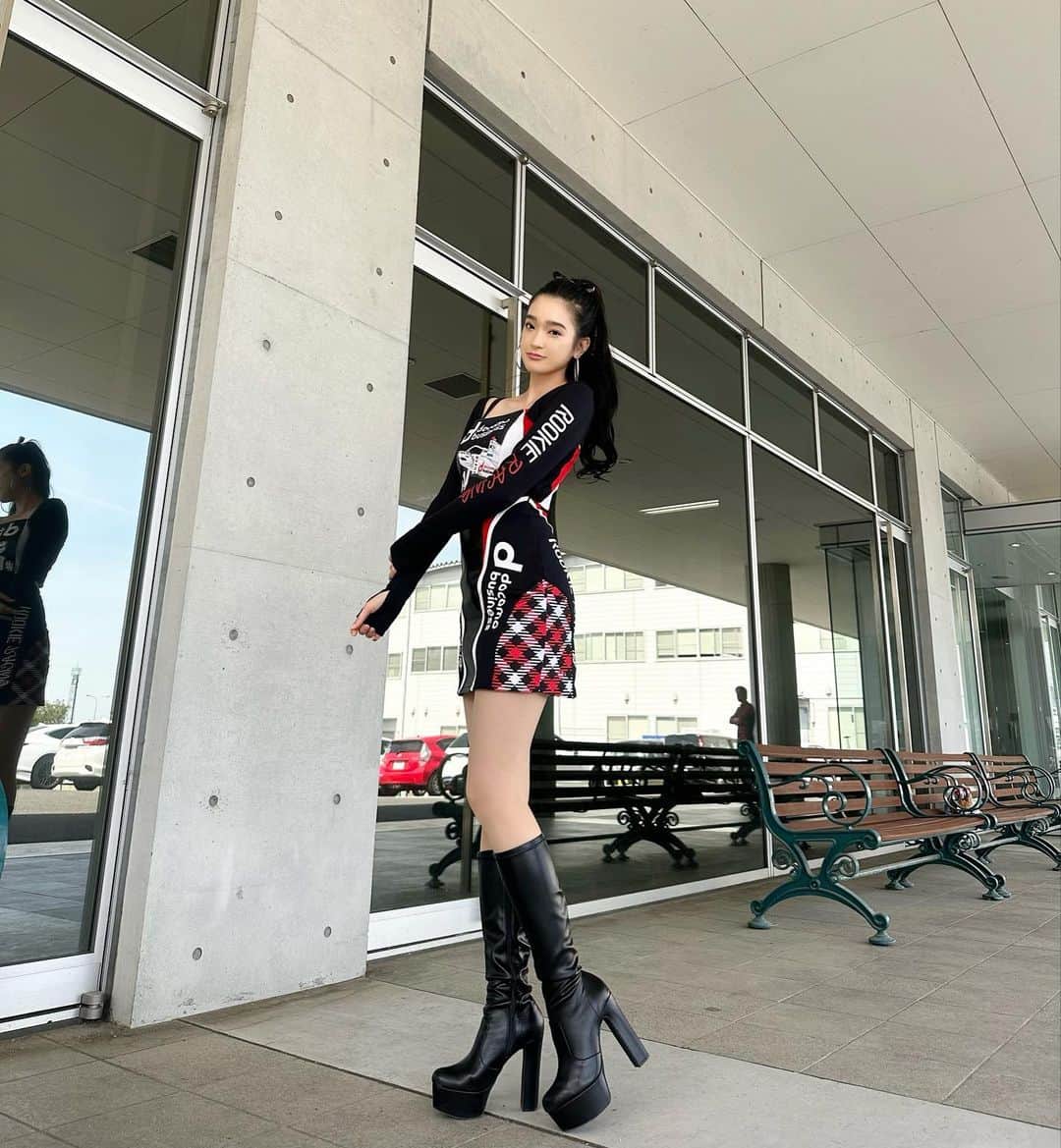 太田麻美のインスタグラム：「明日からは、 SUPER FORMULA Rd,5菅生です🏁  ポイント獲得出来ますように私達と一緒に 14号車docomo business ROOKIEの応援を宜しくお願いします👍 現地へお越しくださる皆さん菅生戦も2日間宜しくお願いします❤️🖤  【タイムスケジュール】  6月17日(土)予選日 9:10-10:40 フリー走行 10:50-11:05 物販サイン会(KARZブース) 11:45-12:30 PIT WALK 13:30- チームPRステージ 14:00-14:10 ノックアウト予選Q1(A Gr) 14:15-14:25 ノックアウト予選Q1(B Gr) 14:35-14:42 ノックアウト予選Q2   6月18日(日)決勝日  9:55-10:25 SF フリー走行   9:15-チームPRステージ  9:40-10:00 物販サイン会(KARZブース)  9:55-10:25 SF フリー走行  10:45-11:45 PIT WALK 13:10-13:20 SF選手紹介  13:25-14:30 SFスタート進行  14:30-15:45 SF Rd.5 決勝51Laps  #superformula #sf #rookieracing #docomobusiness #docomobusinessrookie #racequeen #rq #costume #toyota #スーパーフォーミュラ #ルーキーレーシング #レースクイーン #ルーキープリティ」