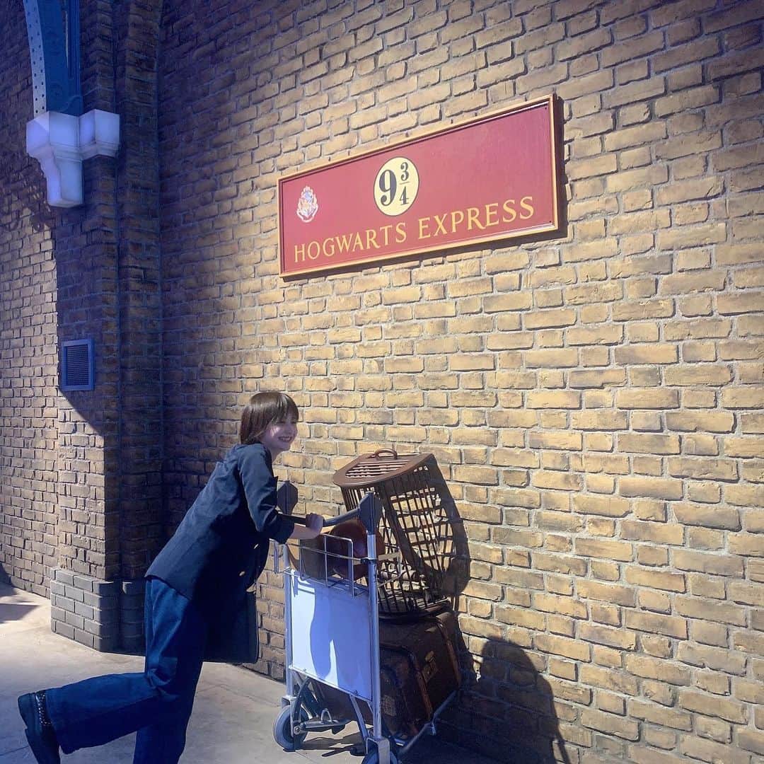 山根愛のインスタグラム：「THE MAKING OF Harry Potter  子供の頃から大好きだった世界観に入れるなんて、幸せすぎました… ハリーポッター大好きな友達に案内してもらいながらだったから、じっくり楽しめて最高の日になりました🕊  杖売り場で私が1番持ちやすいと言っていた杖は、名前を言ってはいけないあの人だったのが自分の性根の悪さを実感しました😂  #themakingofharrypotter  #ワーナーブラザーズスタジオ ツアー  #組分け帽子はスリザリン」