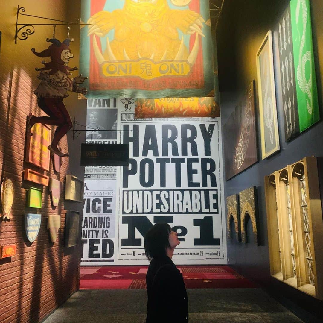 山根愛さんのインスタグラム写真 - (山根愛Instagram)「THE MAKING OF Harry Potter  子供の頃から大好きだった世界観に入れるなんて、幸せすぎました… ハリーポッター大好きな友達に案内してもらいながらだったから、じっくり楽しめて最高の日になりました🕊  杖売り場で私が1番持ちやすいと言っていた杖は、名前を言ってはいけないあの人だったのが自分の性根の悪さを実感しました😂  #themakingofharrypotter  #ワーナーブラザーズスタジオ ツアー  #組分け帽子はスリザリン」6月16日 16時41分 - ai.yamane