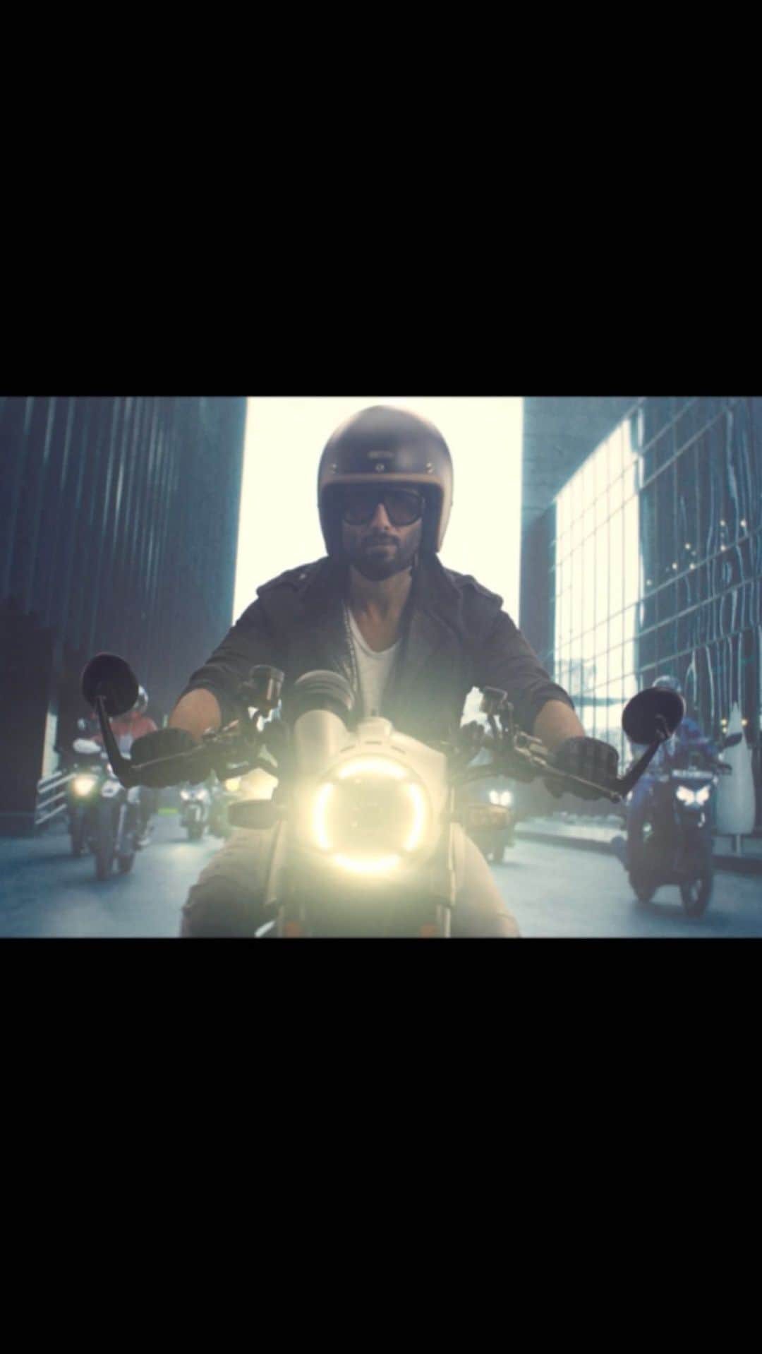 シャーヒド・カプールのインスタグラム：「Jab aap ke engine ko mile asli power toh… #RuknaMushkilHai Celebrating the unstoppable spirit of Indian bikers powered by passion, determination, hope, vision, and Shell Advance engine oil – designed to #OutrideAnything.  Proud to partner with Shell Lubricants in their journey towards #PoweringProgress for Indians.  @shell_ontheroad」
