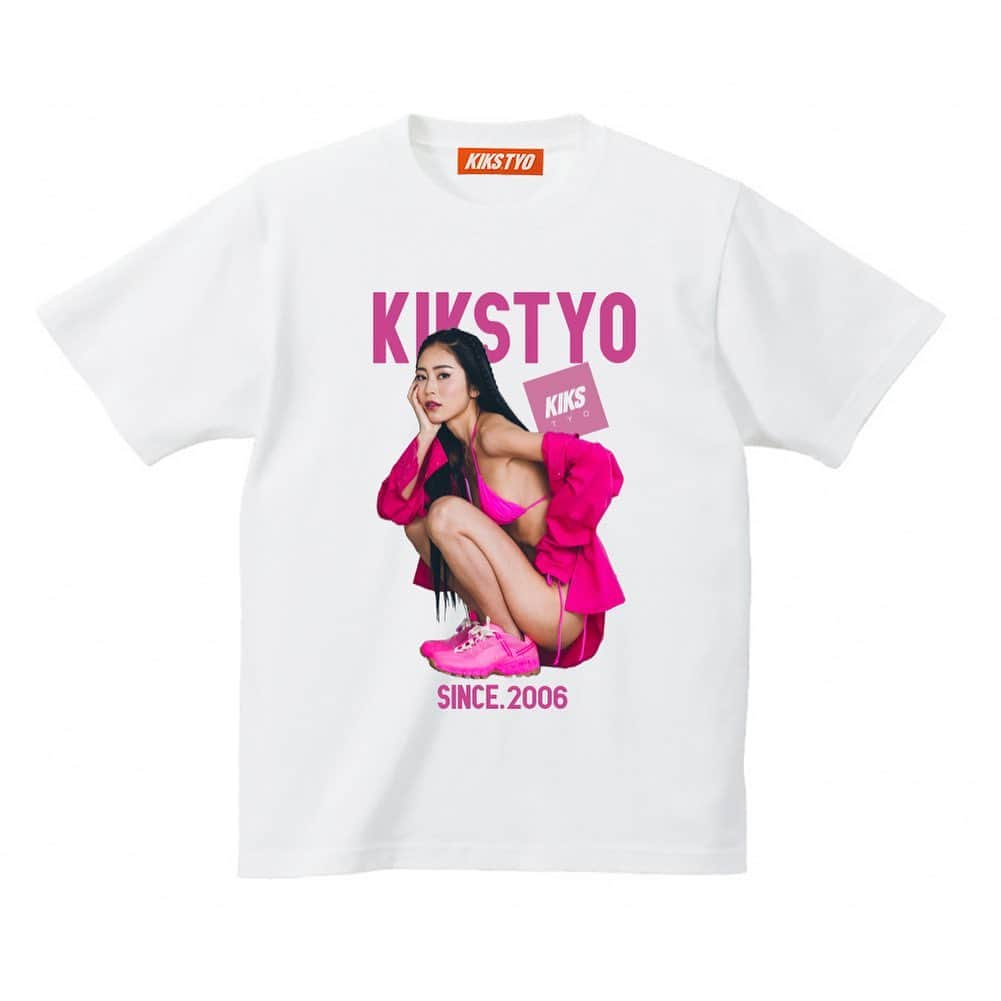 KIKSTYOさんのインスタグラム写真 - (KIKSTYOInstagram)「. KIKS GIRLS TEEに新作が登場!!! 今回のモデルには、RINA TOEDAさんを起用。 2014年にグラビアモデルとしてデビュー。1st DVDがAmazonランキングで4週連続1位という快挙を成し遂げる。 華々しいデビュー後にはグラビアのみならずバラエティーやドラマ、映画などに数多く出演しSide boob princessの愛称で活躍。 その後海外にも拠点を置き世界中から注目を集める存在に。 現在はモデル、クリエイターとして活動している。 美しいボディーラインや彼女の芯のある性格を知り今では女性ファンも増加中。  PrincessからQueenに成長した彼女の今後の活躍にも注目していきたい。  抽選で3名様にサイン入りチェキをプレゼント致します。先着順ではありませんので、ご了承下さい。 注）こちらの商品は予約商品となっております。 注）予約商品のため、注文後のキャンセルはお断りさせて頂きます。  注）画像はサンプルです。インクジェットプリントの為、実際とは若干異なる場合がございます。 受注期間 2023年6月16日(金)～2023年6月25日(日)までとなります。 発送は2023年7月下旬となります。 予約商品のため、到着日のご指定は頂けません。 . New KIKS GIRLS Tees featuring RINA TOEDA online now at kikstyo.com (Japan) and kikstyoshop.com (International). . #kikstyo #kiksgirls #rinatoeda #airhumara #humara #jacquemus #sneakers #sneakerhead」6月16日 16時57分 - kikstyo