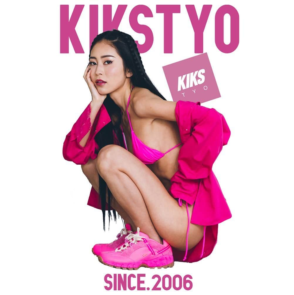 KIKSTYOさんのインスタグラム写真 - (KIKSTYOInstagram)「. KIKS GIRLS TEEに新作が登場!!! 今回のモデルには、RINA TOEDAさんを起用。 2014年にグラビアモデルとしてデビュー。1st DVDがAmazonランキングで4週連続1位という快挙を成し遂げる。 華々しいデビュー後にはグラビアのみならずバラエティーやドラマ、映画などに数多く出演しSide boob princessの愛称で活躍。 その後海外にも拠点を置き世界中から注目を集める存在に。 現在はモデル、クリエイターとして活動している。 美しいボディーラインや彼女の芯のある性格を知り今では女性ファンも増加中。  PrincessからQueenに成長した彼女の今後の活躍にも注目していきたい。  抽選で3名様にサイン入りチェキをプレゼント致します。先着順ではありませんので、ご了承下さい。 注）こちらの商品は予約商品となっております。 注）予約商品のため、注文後のキャンセルはお断りさせて頂きます。  注）画像はサンプルです。インクジェットプリントの為、実際とは若干異なる場合がございます。 受注期間 2023年6月16日(金)～2023年6月25日(日)までとなります。 発送は2023年7月下旬となります。 予約商品のため、到着日のご指定は頂けません。 . New KIKS GIRLS Tees featuring RINA TOEDA online now at kikstyo.com (Japan) and kikstyoshop.com (International). . #kikstyo #kiksgirls #rinatoeda #airhumara #humara #jacquemus #sneakers #sneakerhead」6月16日 16時57分 - kikstyo