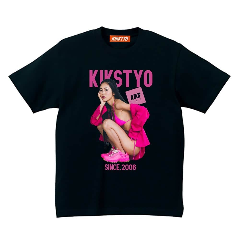 KIKSTYOさんのインスタグラム写真 - (KIKSTYOInstagram)「. KIKS GIRLS TEEに新作が登場!!! 今回のモデルには、RINA TOEDAさんを起用。 2014年にグラビアモデルとしてデビュー。1st DVDがAmazonランキングで4週連続1位という快挙を成し遂げる。 華々しいデビュー後にはグラビアのみならずバラエティーやドラマ、映画などに数多く出演しSide boob princessの愛称で活躍。 その後海外にも拠点を置き世界中から注目を集める存在に。 現在はモデル、クリエイターとして活動している。 美しいボディーラインや彼女の芯のある性格を知り今では女性ファンも増加中。  PrincessからQueenに成長した彼女の今後の活躍にも注目していきたい。  抽選で3名様にサイン入りチェキをプレゼント致します。先着順ではありませんので、ご了承下さい。 注）こちらの商品は予約商品となっております。 注）予約商品のため、注文後のキャンセルはお断りさせて頂きます。  注）画像はサンプルです。インクジェットプリントの為、実際とは若干異なる場合がございます。 受注期間 2023年6月16日(金)～2023年6月25日(日)までとなります。 発送は2023年7月下旬となります。 予約商品のため、到着日のご指定は頂けません。 . New KIKS GIRLS Tees featuring RINA TOEDA online now at kikstyo.com (Japan) and kikstyoshop.com (International). . #kikstyo #kiksgirls #rinatoeda #airhumara #humara #jacquemus #sneakers #sneakerhead」6月16日 16時57分 - kikstyo