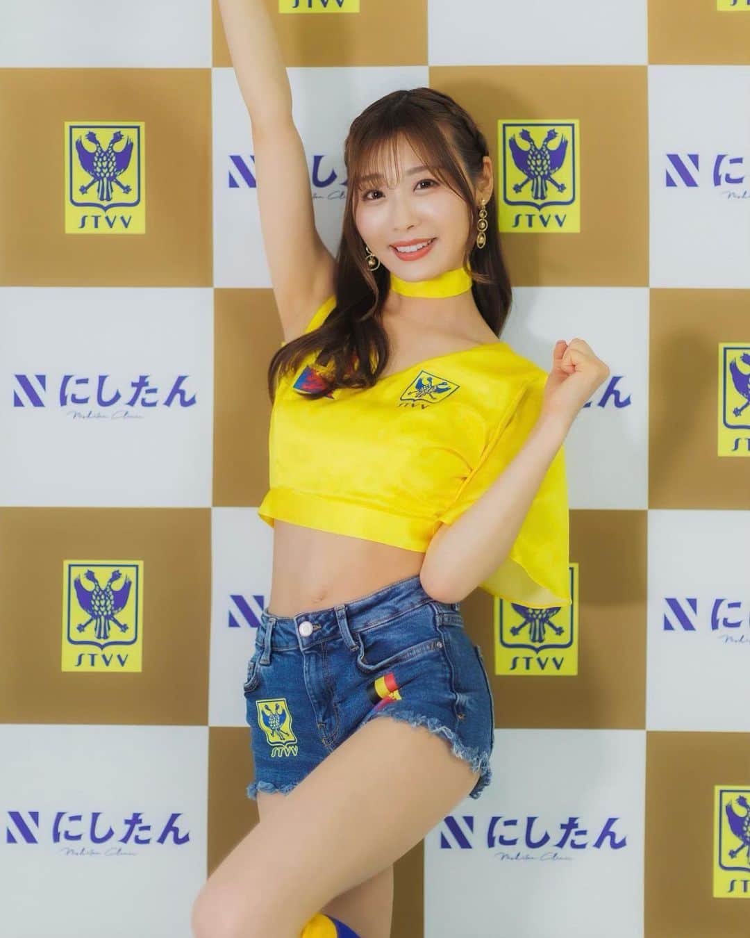 のインスタグラム：「わー！🌟 私は腕が長めです。 今週もお疲れ様でした🍵 土日はかなり暑いようなので熱中症に気をつけて🍉 . . .  #シントトロイデン #stvv #ベルギー #サッカー #シントトロイデンガールズ #soccer #belgium #イメージガール #雪音まりな #yukinemarina #model #モデル #dancer #actress #インフルエンサー #influencer #japanesegirl #グラビア」