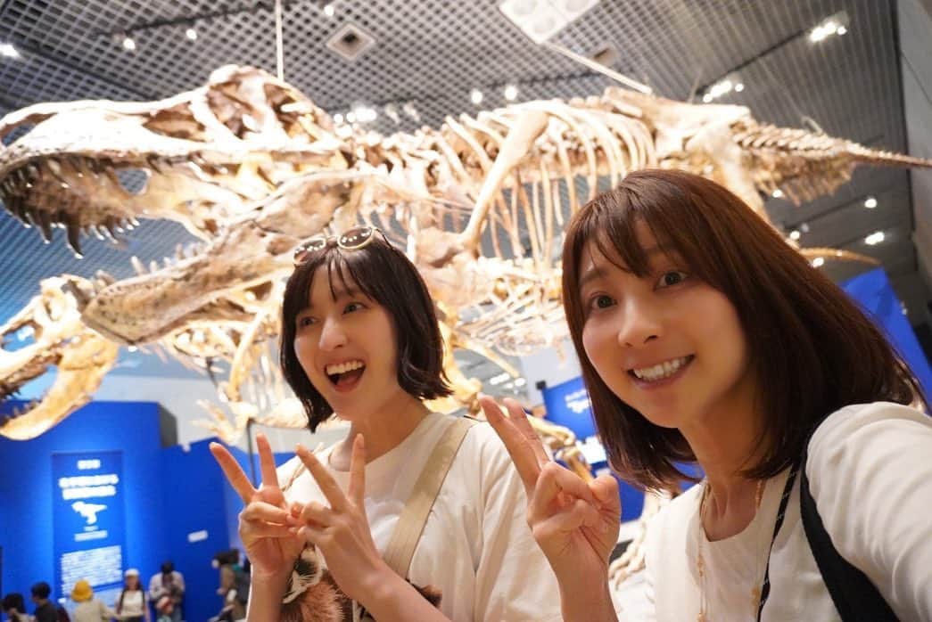 岩井七世のインスタグラム：「#恐竜博2023  科博の恐竜博、見納め🦖  長年の恐竜仲間である ナレーター・桑原礼佳さんと今年も味わい尽くしました。  ナイト&デイ🌙☀️ 昼と夜でまったく違う見え方を楽しんだり、化石の質感、骨格、恐竜たちのポーズ。 角度を変えてじっくり堪能できました。なんたって私の好きな鎧竜が主役になってる神展示。   ズールというトゲトゲ系の恐竜。(写真2〜4枚目)ティラノサウルスやラプトルみたいな“攻め”の恐竜ではなく、アンキロサウルスやトリケラトプスやステゴサウルスみたいな、“守り”の恐竜。好き。  ひとつぶひとつぶ発掘する様子を想像するだけで気の遠くなるような、細かな骨の陳列。生命の神秘を感じざるを得ない謎めいた形。やばい。  解説もおもしろくって図録も購入できて大満足でした。  1枚目はティラノサウルスのスコッティ、タイソン、礼佳さんと✌︎✌︎ ティラノってホント大きな身体に小さな前足ピースがかわいい！というポーズです。  草食恐竜の不思議なフォルムが大好きだけど、やっぱり目の前で見上げるティラノサウルスのかっこよさも、かけがえのないもの〜！いつまでも見ていられました。    化石はこの惑星の記憶。  などなど愛でたらとまらず感想戦含め６時間。私たちいつも時間が溶けちゃう。  #ジュラシックガール #恐竜 #thedinosaurexpo2023」