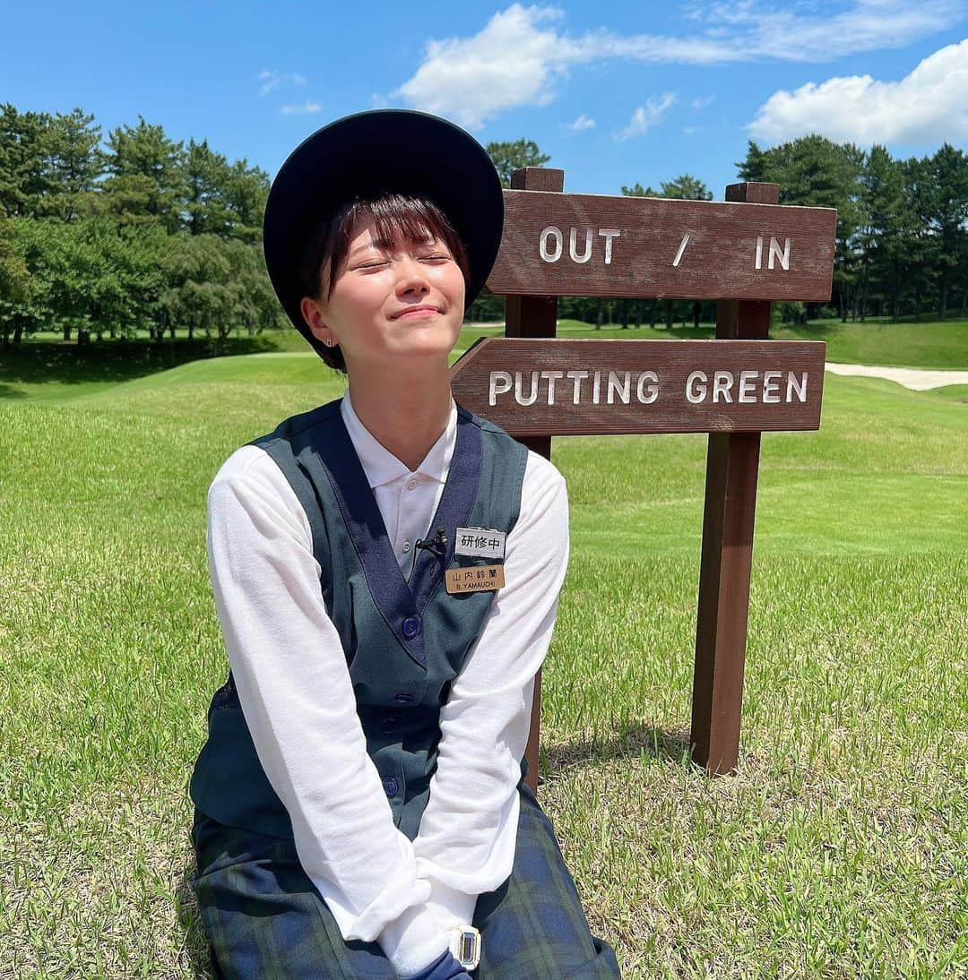 山内鈴蘭さんのインスタグラム写真 - (山内鈴蘭Instagram)「太平洋クラブキャディ研修でした😊🌸今日で3日目、一歩ずつ丁寧にね！  前回はOUTコース研修で 先輩キャディさんに付いて お客様同伴させて頂きました。  今日はINコース研修で、 先輩キャディさんに付きお客様同伴の予定が…！！！！！  急遽、研修スピードアップ。  お客様に1人でキャディとして付き、先輩キャディさんが補佐でついてくださる事に😤💪  ・コース説明 ・クラブ渡し ・クラブ拭き ・目土、バンカーならし ・ピンまでの距離、説明 まだまだありますが、、  1人で4人のお客様をおもてなしする大変さを経験する中で初めて知りました。  キャディさんって本当に凄い。 1歩だけでなく3.4歩先を見てる。  本当に尊敬するお仕事だと心から感じる一日でした！！！！  山内鈴蘭が何故キャディを目指すか？  こちらもYouTube【鈴蘭ゴルフチャンネル】でお話しています。  キャディ不足という言葉をとてもよく聞きますが、確かに大変なお仕事かもしれないけれど、それ以上にやりがいに溢れたお仕事です☺️❤️  早く、一人前のキャディになりたいです！！！！！！  応援よろしくお願いします☺️  #ゴルフ #キャディ研修 #キャディ #太平洋クラブ #太平洋クラブ八千代コース #ゴルフ場 #ゴルフ好きな人と繋がりたい #制服 #ゴルフ女子 #ニッカポッカ #ゴルフ女子 #ゴルフ場の景色 #青空 #晴天 #ゴルフ日和」6月16日 16時50分 - xxsuzuranxx