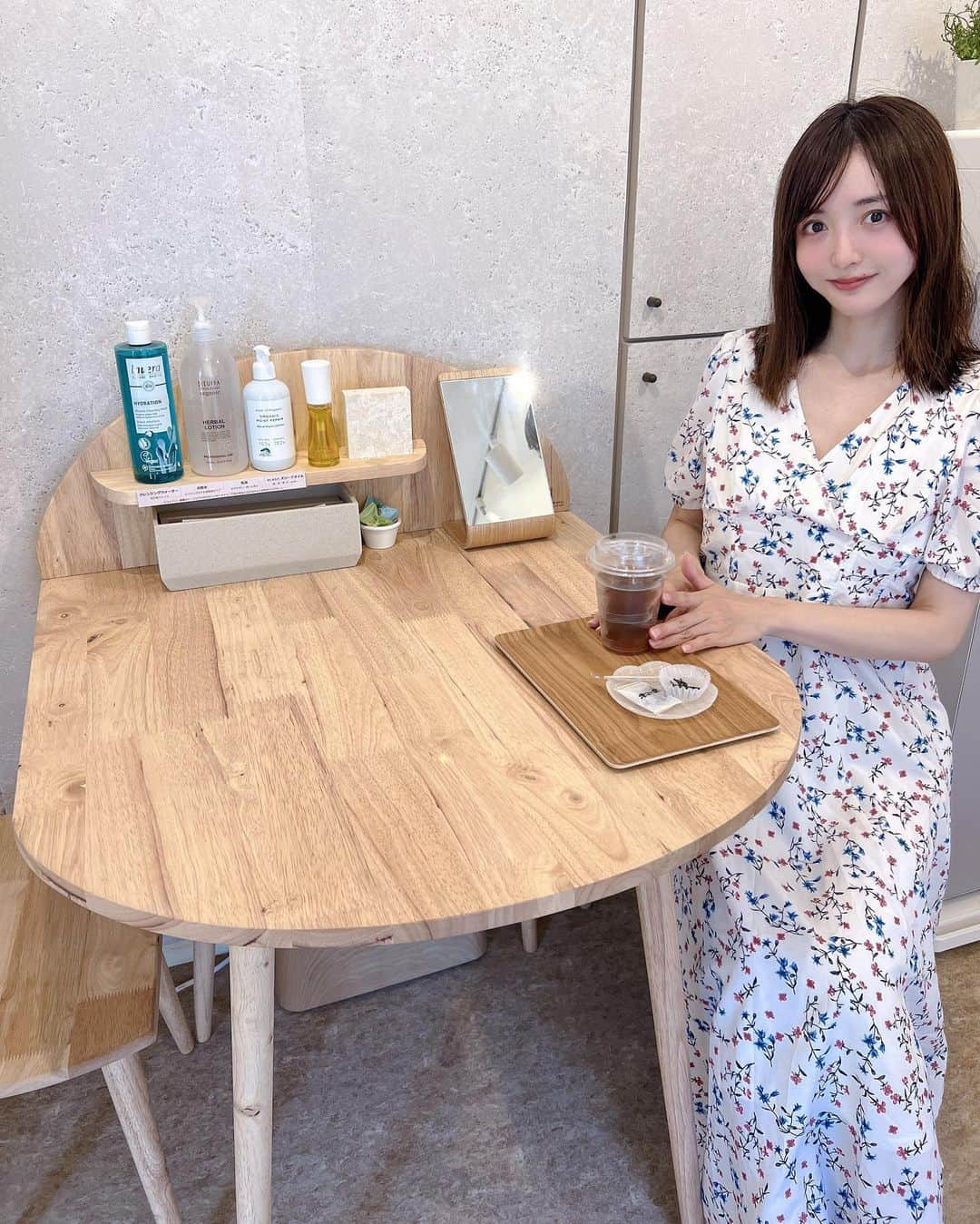 ゆうたむさんのインスタグラム写真 - (ゆうたむInstagram)「ずーっと気になってた 酵素浴へ...✨✨  (写真、酵素浴後に見に行った紫陽花😊頭ボサってますが💦)  @kousotokyo.natura さんへ✨ プライベート空間で できたばっかりだから綺麗で 最高でした💓  紙の下着じゃなくて 酵素浴専用の綿100%の服を全身にきて入ります😊✨  酵素浴の時に酵素パックも同時にしたんだけどお肌ツルツルになって温まって疲れも取れて本当によかったです🤍通いたい…😊🤍  酵素浴後の休憩に飲んだ酵素ドリンクも美味しかったです✨  今回はあお向けで酵素浴したのですが 内臓を温めたい方、体質改善したい方はうつ伏せで入るのもオススメらしく🤍🥺  口コミみたら教えたくないほどいいお店って書いてあって納得しました😳✨  #酵素 #酵素tokyo  #酵素浴 #体質改善 #恵比寿酵素浴 #美容 #酵素パック #渋谷酵素浴  #ダイエット #温めることが大事  #ゆうたむの美容メモ📝」6月16日 16時51分 - yuutamu_non