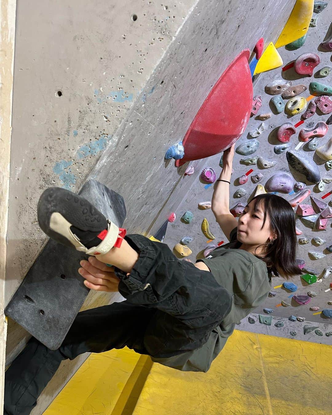 坂井絢音さんのインスタグラム写真 - (坂井絢音Instagram)「. 先日 @sundanceoutdoors.jp 様より MADROCK DRONE CS を頂きました☺️ いつもありがとうございます🙇‍♀️  聞いた通り、粘っこいソールで新品でも踏める感じがする🥹  慣らすまでに時間がかかるかなー？ と思ったけど 伸ばす前からつま先に力入るし、踏み込みもしやすかったです☺️  普段はUS3で履いているシューズですが DRONE CSはUS4で丁度良かったです🙌  見た目もかっこいいので気になっている方は是非😉🤍  @madrock_japan  @madrockclimbing  @sundanceoutdoors.jp  #madrockclimbing  #dronecs」6月16日 16時53分 - ayane_da9