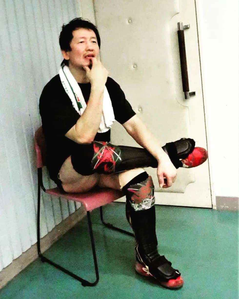 金本浩二のインスタグラム：「試合後に勉強の為に他の選手の試合を見る！⁡ ⁡ほぼ後輩になるけども⁡、良い選手は後輩だろうが、勿論⁡ ⁡先輩だろうが、関係ない！⁡ ⁡引退まで俺のプロレスが完成することはない！⁡ ⁡当然、プロレスはこうである！と自分の中で完結することはないだろう....これで良いのだ😊」