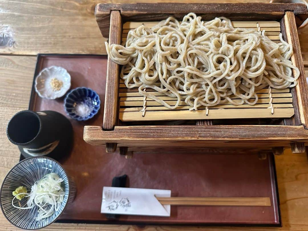 松浦三佳のインスタグラム：「＊ 理(ことはり) 守口市にあるお蕎麦屋さん❤️ めっちゃ好き〜‼️ 平日は蕎麦2枚に1枚サービスで3枚❤️ 800円ぐらいやねん‼️ めっちゃ安い‼️笑 1枚目はお塩で頂くんだけどそれがまた美味しくて🤔🤔🤔 いつも並んでるからお昼時は時間に余裕持っていきましょー❤️ ＊ ＊ ＊ ♡★♡ﾟ･*:.｡ ｡.:*･ﾟ♡★♡ﾟ･*:.｡ ｡.:*･ﾟ♡★♡ﾟ･*:.｡ ｡.:*･ﾟ♡  #蕎麦 #ランチ #蕎麦スタグラム  #大阪蕎麦 #守口グルメ  #守口市ランチ  #守口市蕎麦 #ざるそば  #そばすたぐらむ  #食べログ #大阪グルメ  #安うまランチ  #soba #tabelog #gourmet  #lunch #osakagourmet」