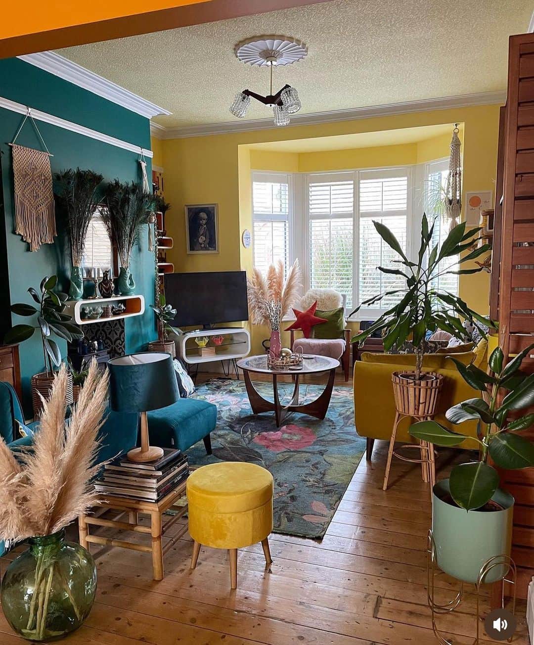 My Interiorのインスタグラム：「Vintage furniture in a very joyful home decor @unfinished_reno14 Superbly done Congratulations 🎉 🥳」