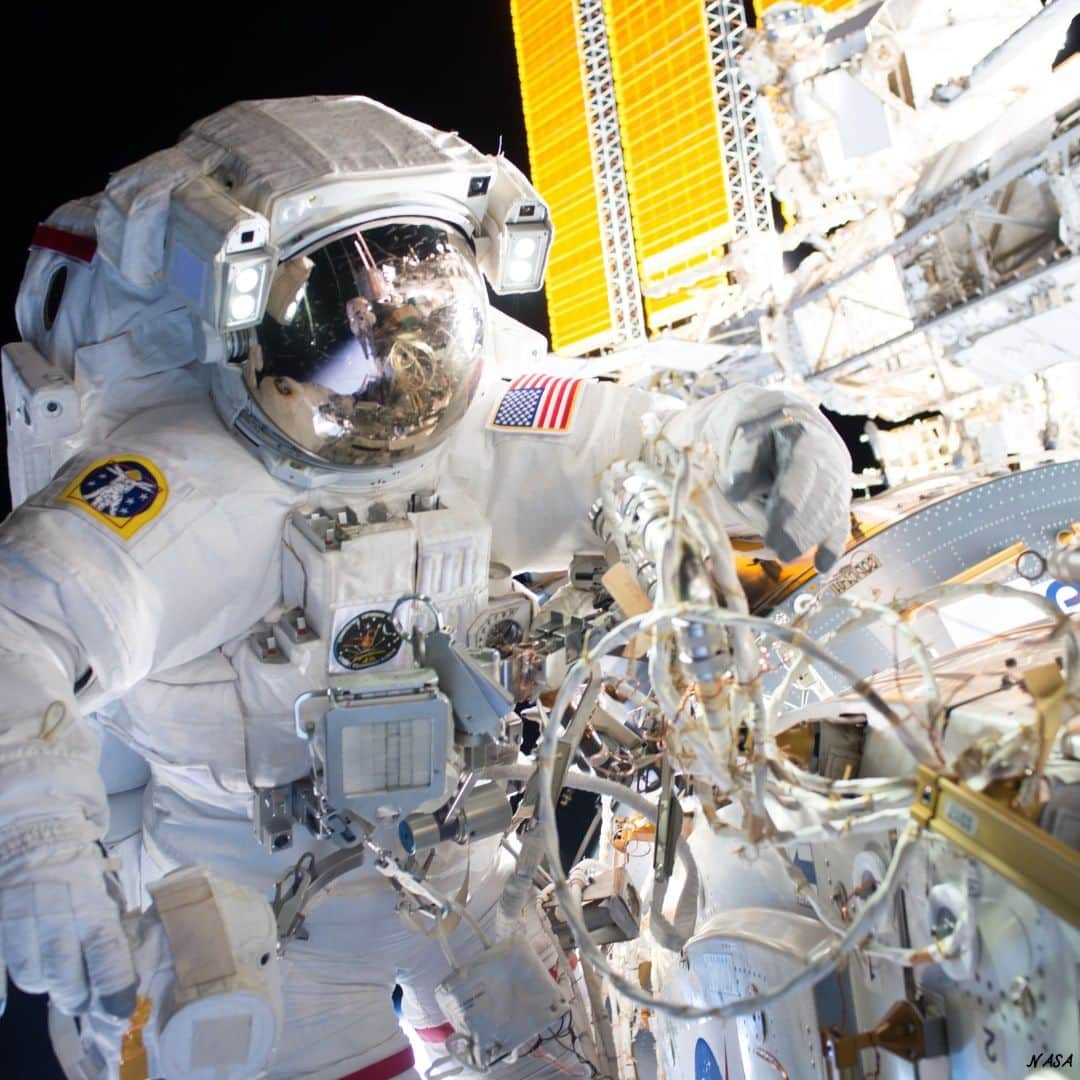 のインスタグラム：「2016年8月19日、NASAのジェフ・ウィリアムズ宇宙飛行士と、この写真に写っているケイト・ルービンス宇宙飛行士は、船外活動中に新しい国際ドッキングアダプターの設置に成功しました。大西卓哉宇宙飛行士は、国際宇宙ステーション内から2人を支援しました。   #NASA #宇宙飛行士 #Space #宇宙 #国際宇宙ステーション」