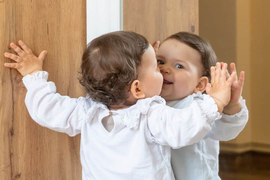 unicefさんのインスタグラム写真 - (unicefInstagram)「A moment of play = a lifetime of development  Through play, Bora and Jelena from Serbia are creating a nurturing environment for their 10-month-old daughter Marta .  Play is powerful. It helps children learn and make sense of the world around them. While they are having fun, they are working on critical parts of their development like building motor, cognitive, social and emotional skills.  © UNICEF/UN0845652/Pancic」6月16日 17時00分 - unicef