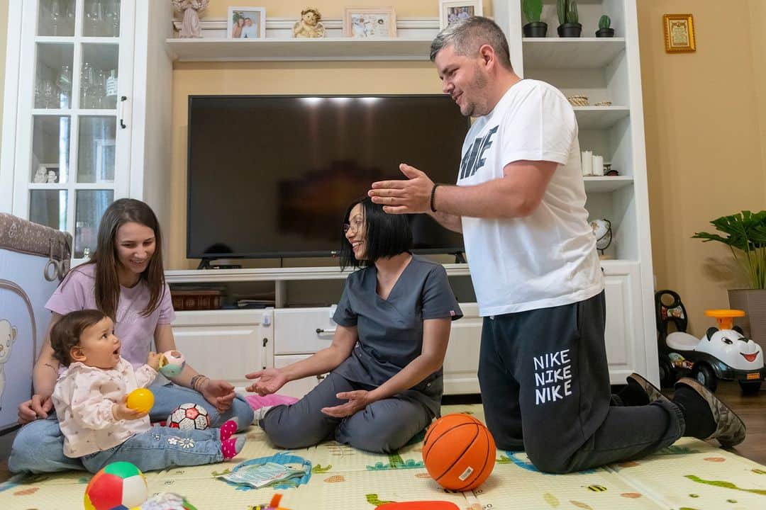 unicefさんのインスタグラム写真 - (unicefInstagram)「A moment of play = a lifetime of development  Through play, Bora and Jelena from Serbia are creating a nurturing environment for their 10-month-old daughter Marta .  Play is powerful. It helps children learn and make sense of the world around them. While they are having fun, they are working on critical parts of their development like building motor, cognitive, social and emotional skills.  © UNICEF/UN0845652/Pancic」6月16日 17時00分 - unicef