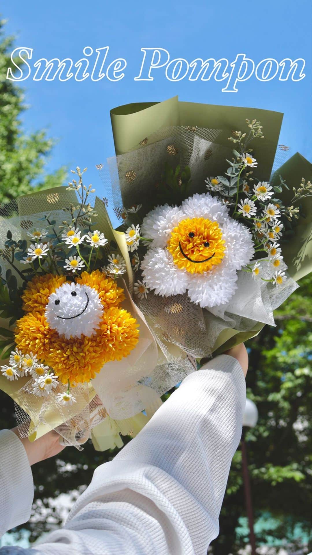 東京堂アーティフィシャルフラワーMAGIQのインスタグラム：「@magiq.jp◁他の投稿はこちら💐 アーティフィシャルフラワーがたくさん！  🌼SmilePompon Teaser🌼  かわいいヤツらが帰ってきた💨 クリスマス&お正月と好評につき マムを使った第３弾‼️  にっこり笑顔がトレードマークの スマイルポンポン😄  🌟気になる作り方動画は23日(金)17時公開です ＿＿＿＿＿＿＿＿＿＿＿＿＿＿＿＿＿＿＿＿＿＿＿＿＿  【Summer Memories🍉フォトコンテスト】開催中！ 期間→6月12日(月) 〜 7月9日(日) 入賞→ 6名 発表→ 7月13日(木）.14日（金）  ●テーマ 【夏】を感じる写真を投稿してください。  応募は簡単！ 以下参加方法にて、どなたでも参加OKです。 ◎参加方法 ① @magiq.jp をフォロー ② #magiqサマー2023 タグ付け投稿して下さい！  皆さまのご参加をお待ちしております！  ◉Follow Me！◉ 👉@magiq.jp ＿＿＿＿＿＿＿＿＿＿＿＿＿＿＿＿＿＿＿＿＿＿＿＿＿  #MAGIQ#MAGIQのある暮らし #東京堂#造花 #アーティフィシャルフラワー #アーティフィシャルフラワーアレンジ #フラワーアレンジメント #artificialflowers#flowers #花束#ブーケ#smilebouquet #스마일퐁퐁#스마일꽃다발　 #스마일퐁퐁꽃다발 #wigglewiggle#위글위글」
